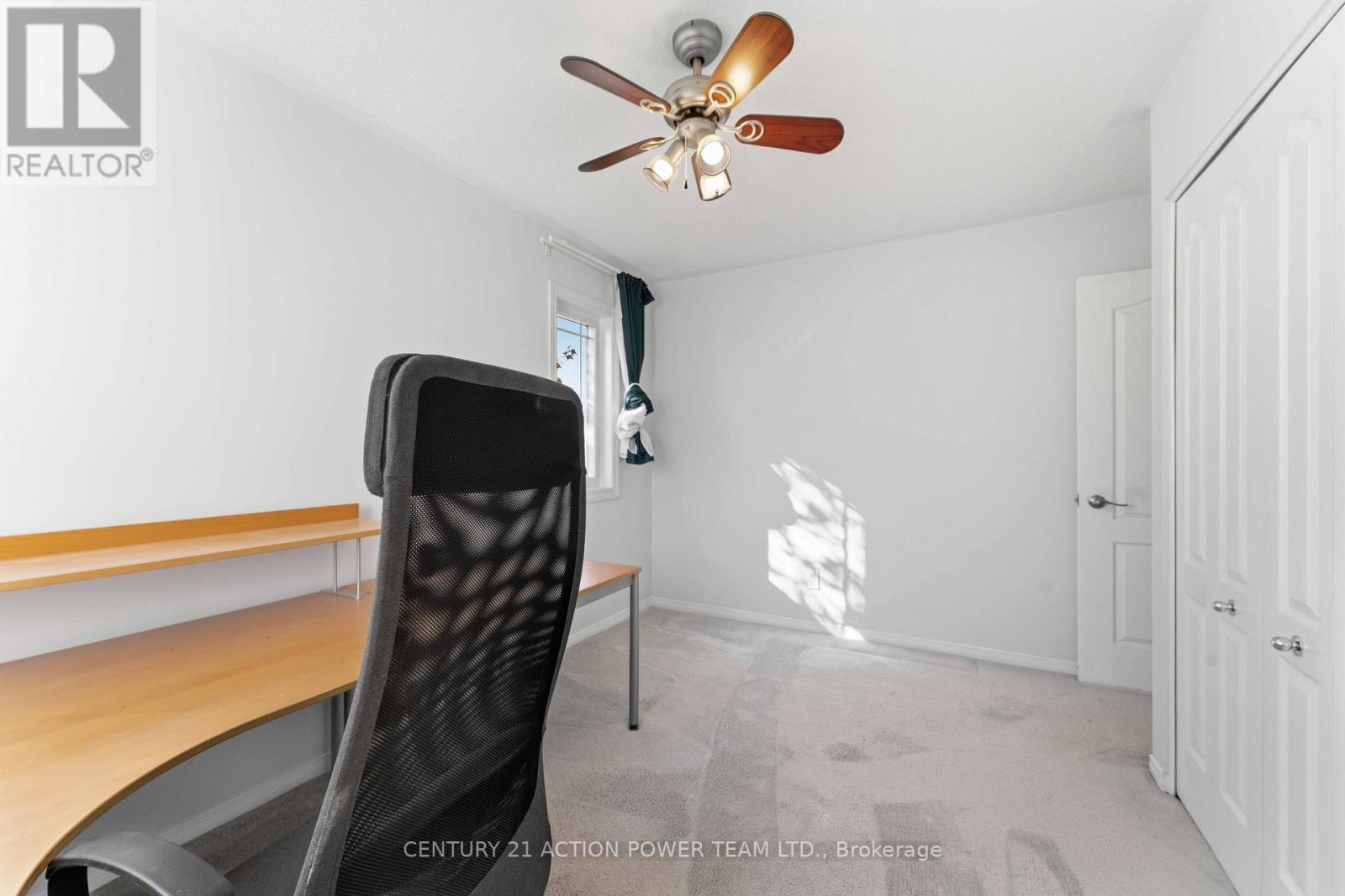 20 Woodford Way N