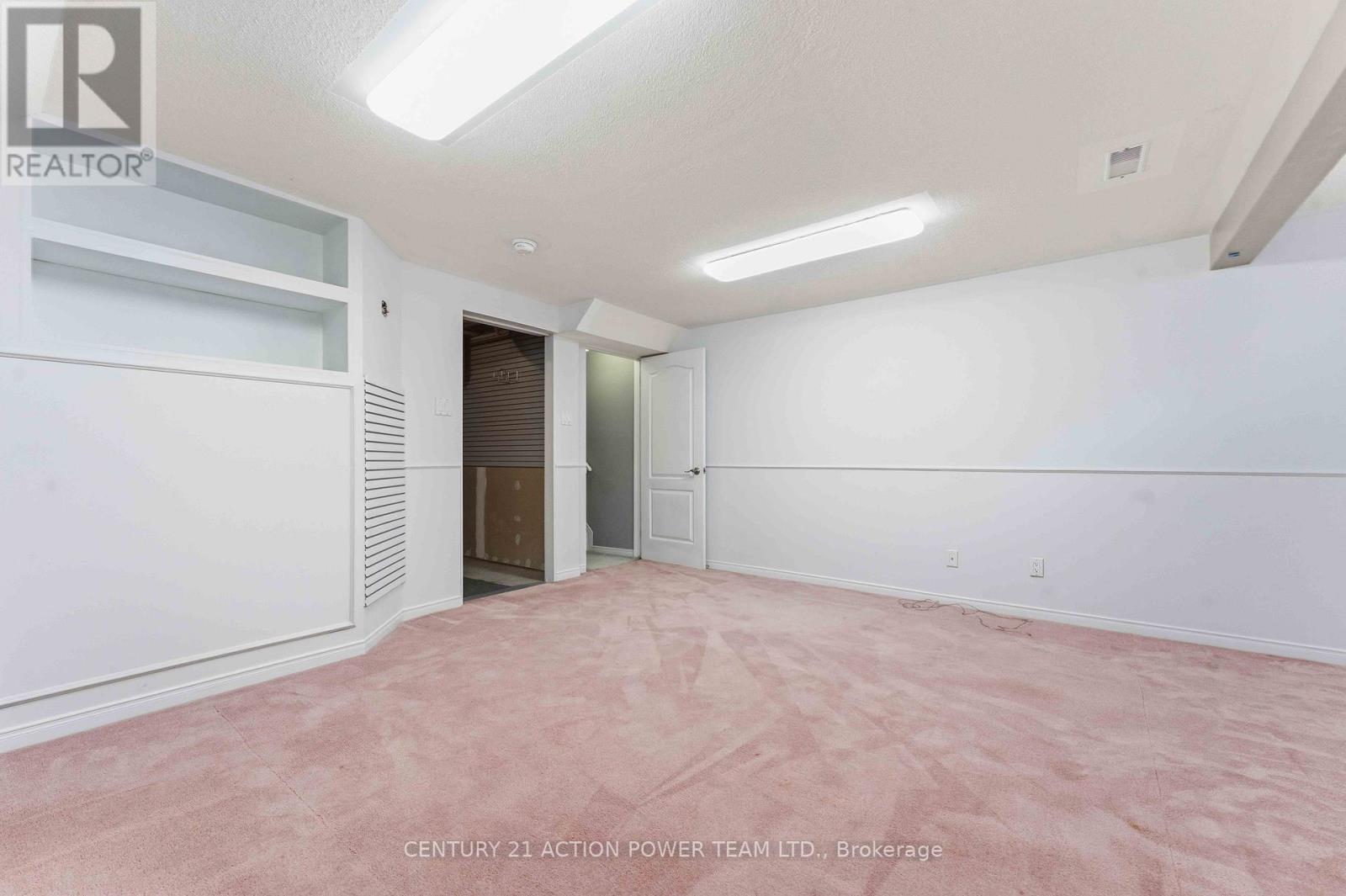 20 Woodford Way N