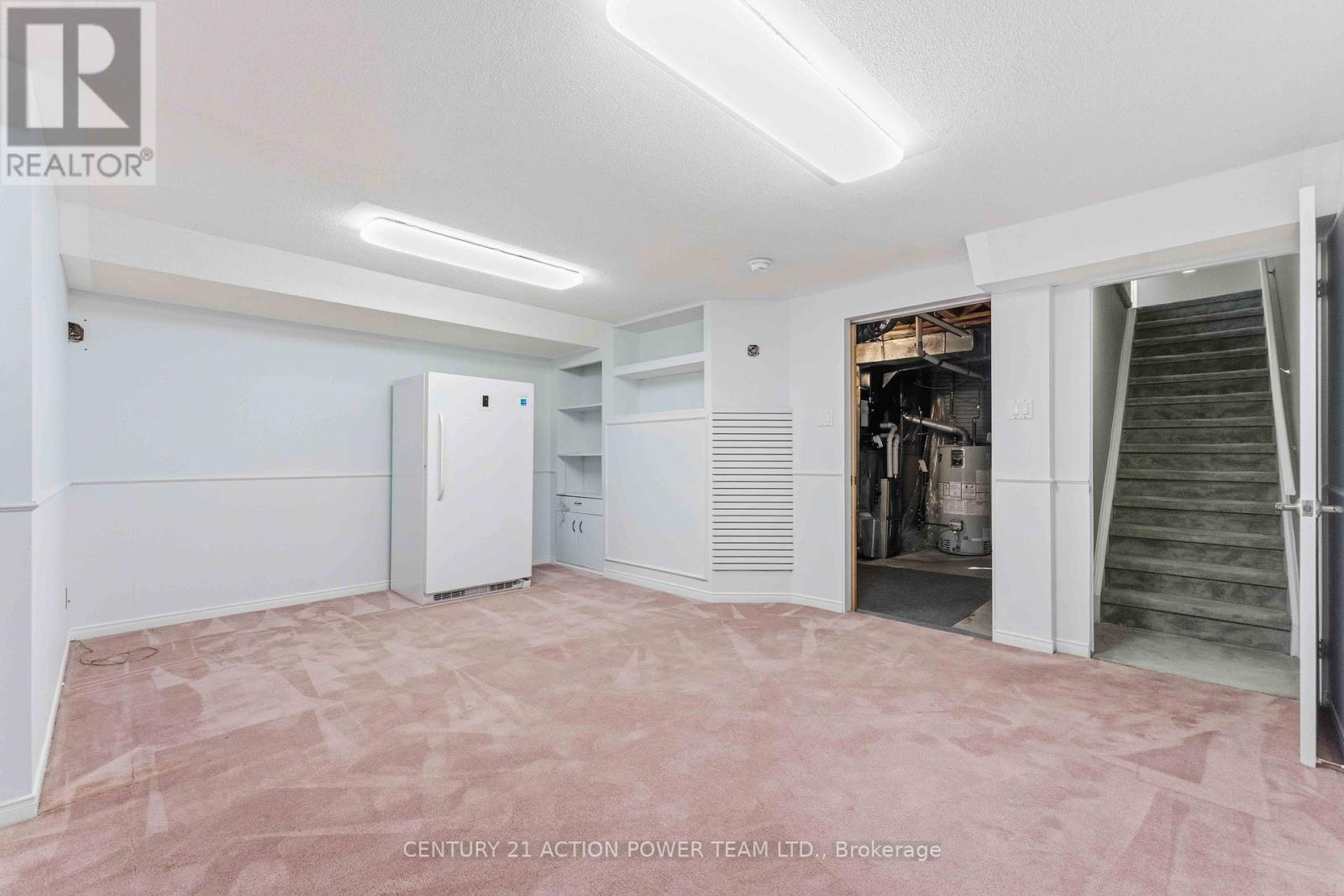 20 Woodford Way N