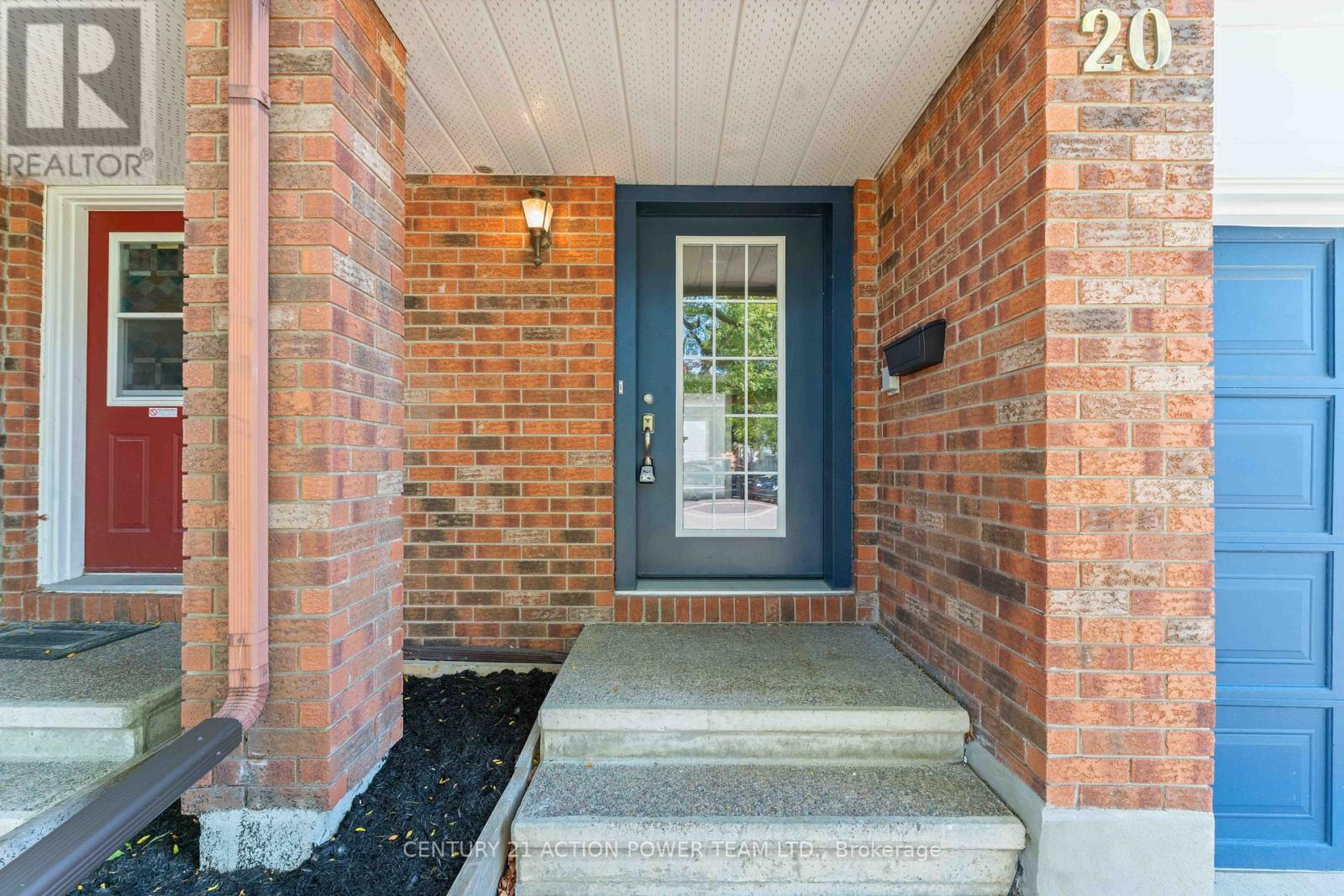 20 Woodford Way N