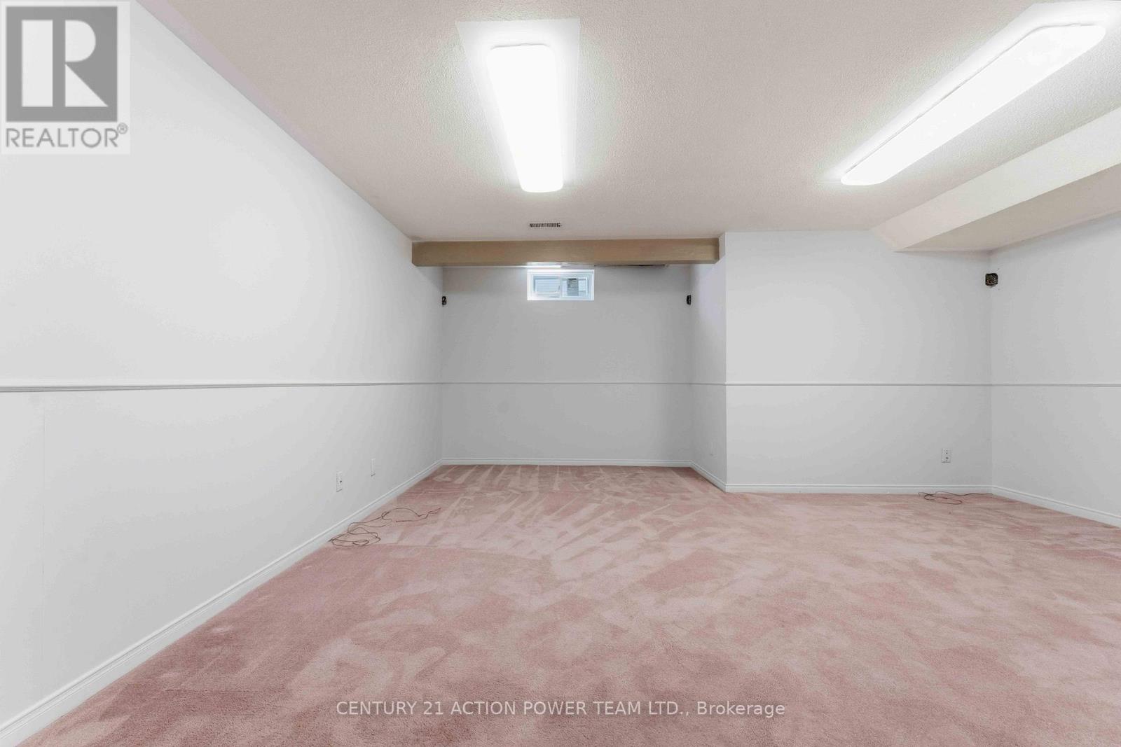 20 Woodford Way N
