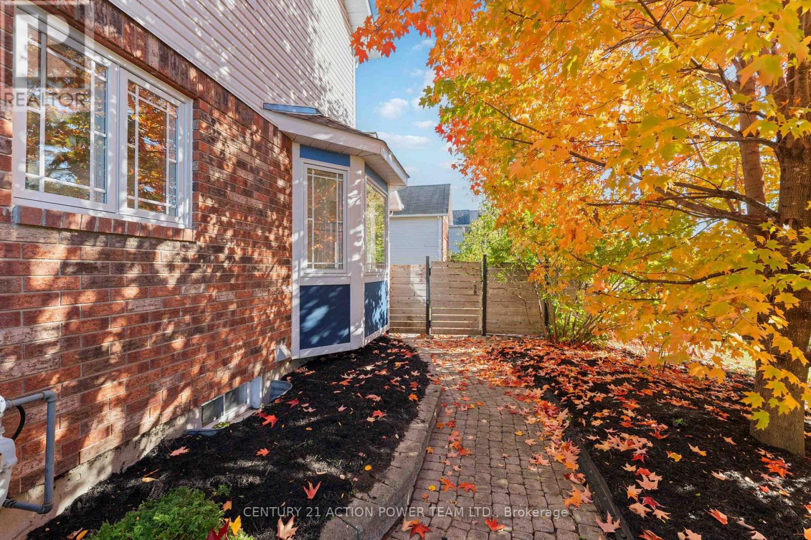 20 Woodford Way N