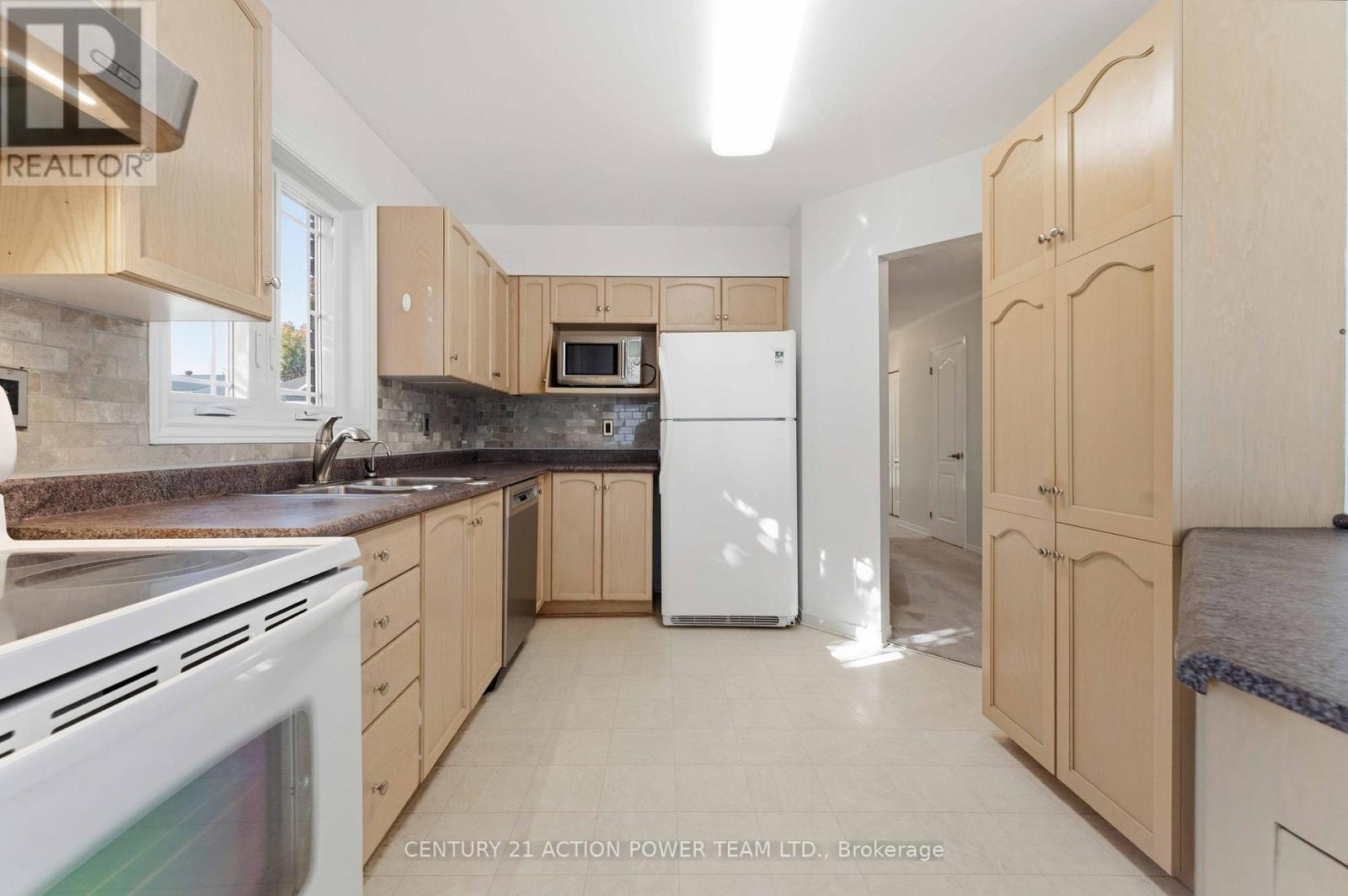 20 Woodford Way N