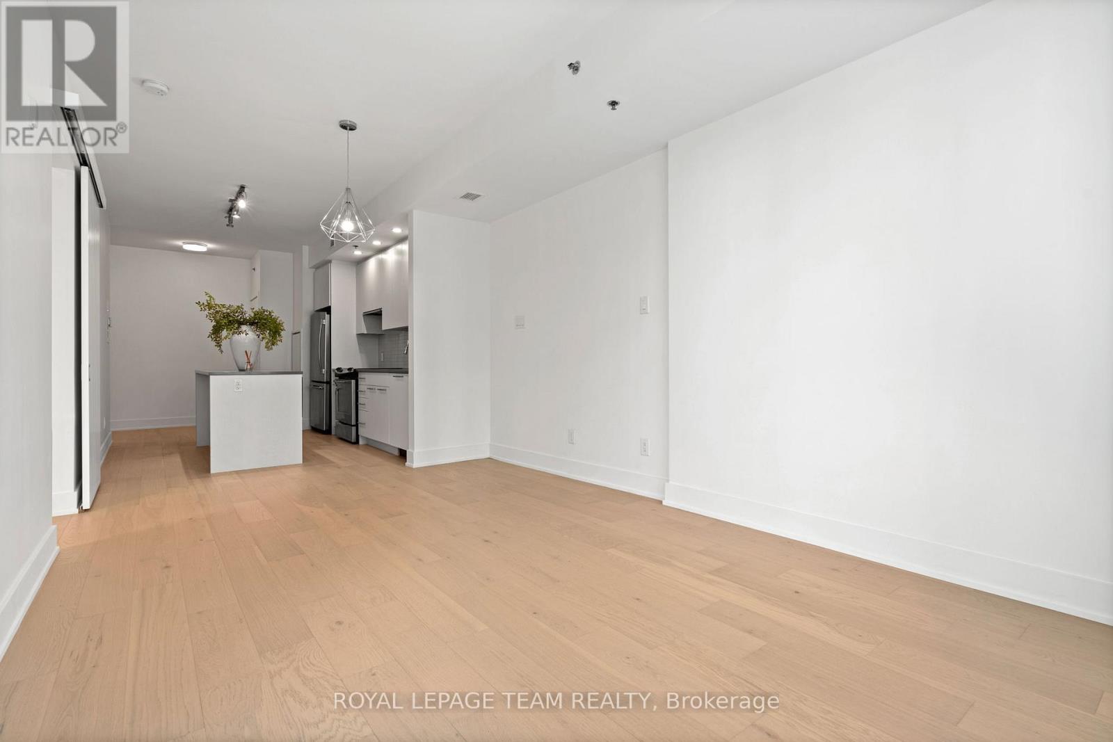207 - 108 Richmond Road
