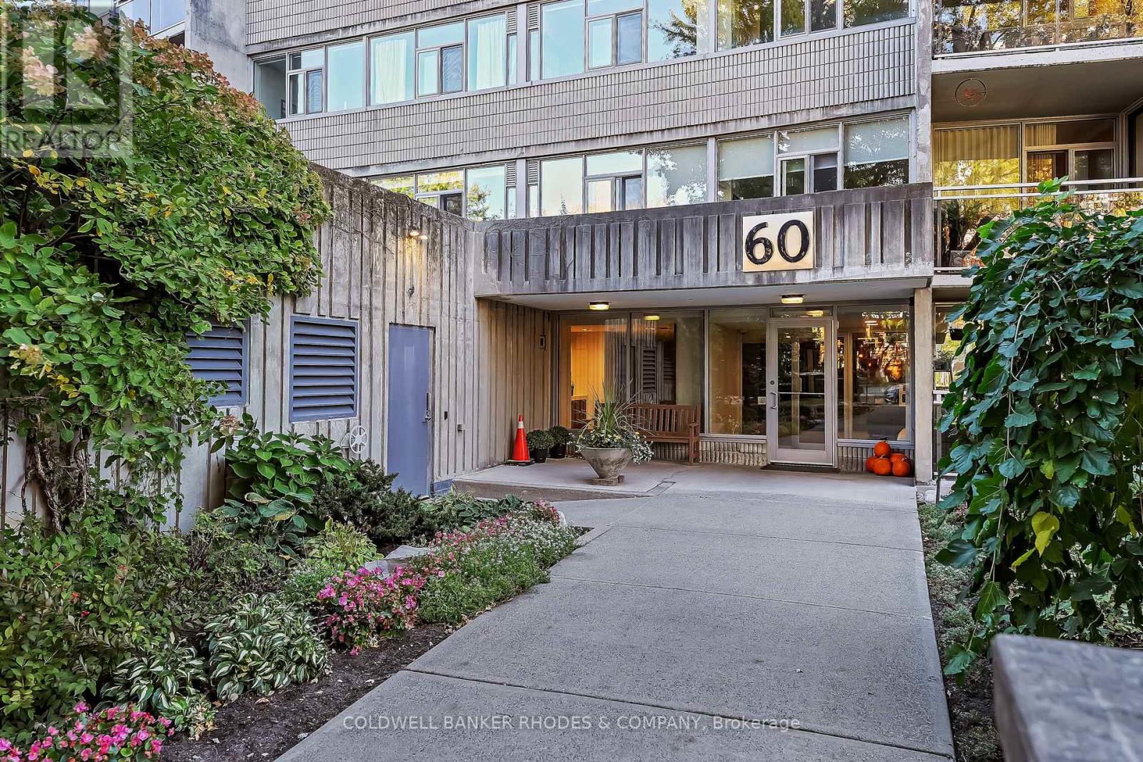 402 - 60 Mcleod Street