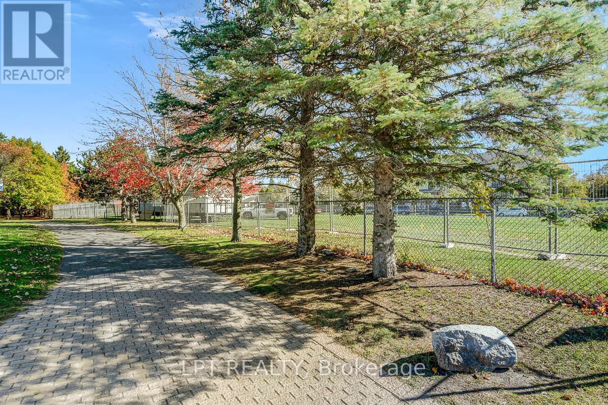 204 Forestglade Crescent