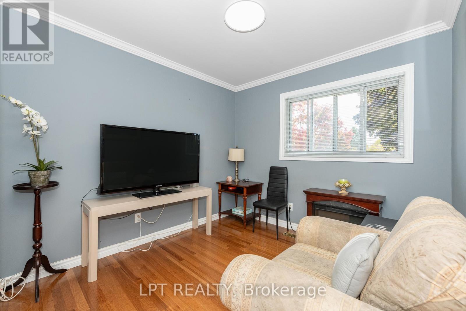 859 Griffith Way