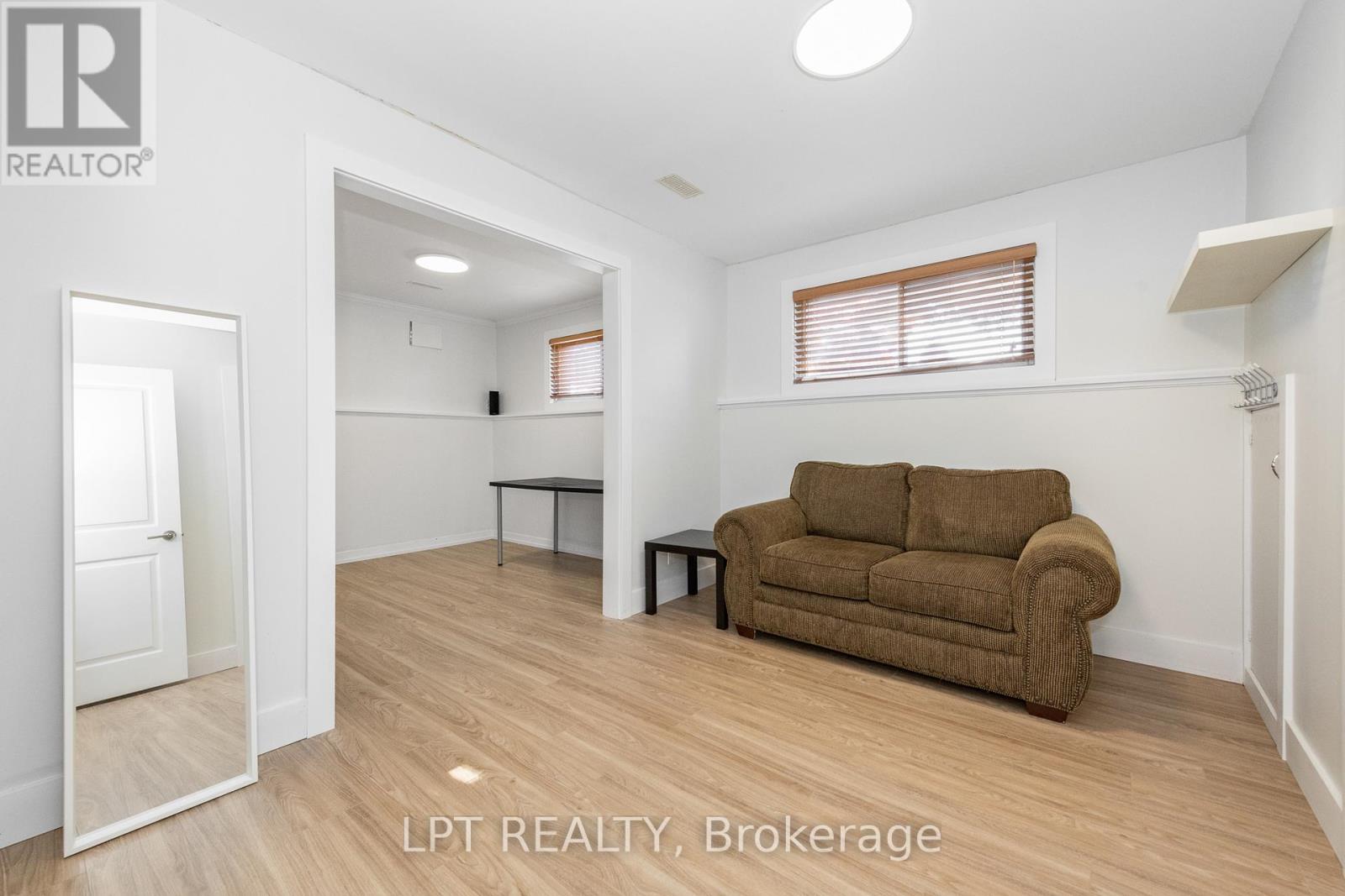 859 Griffith Way