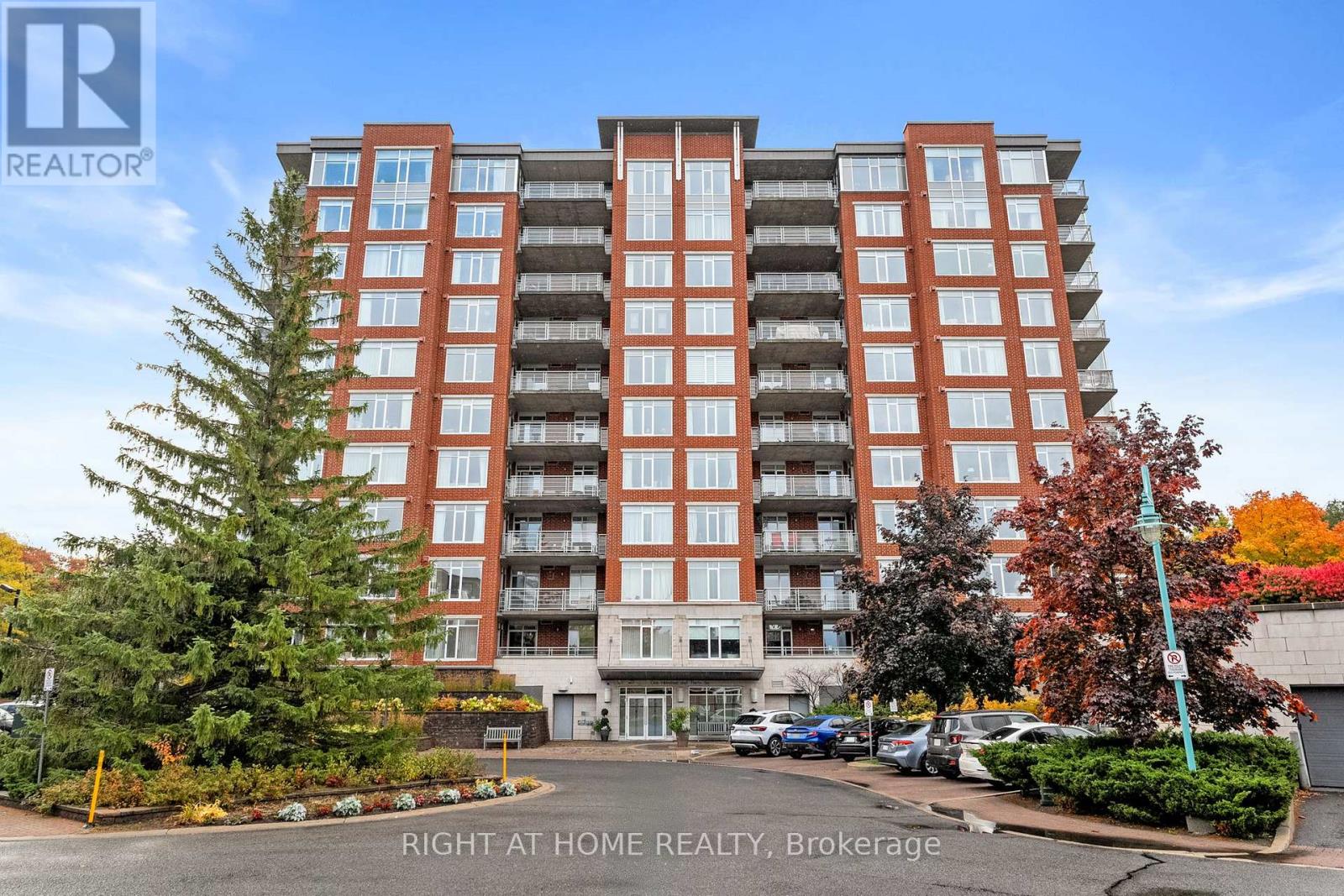 703 - 136 Darlington Private