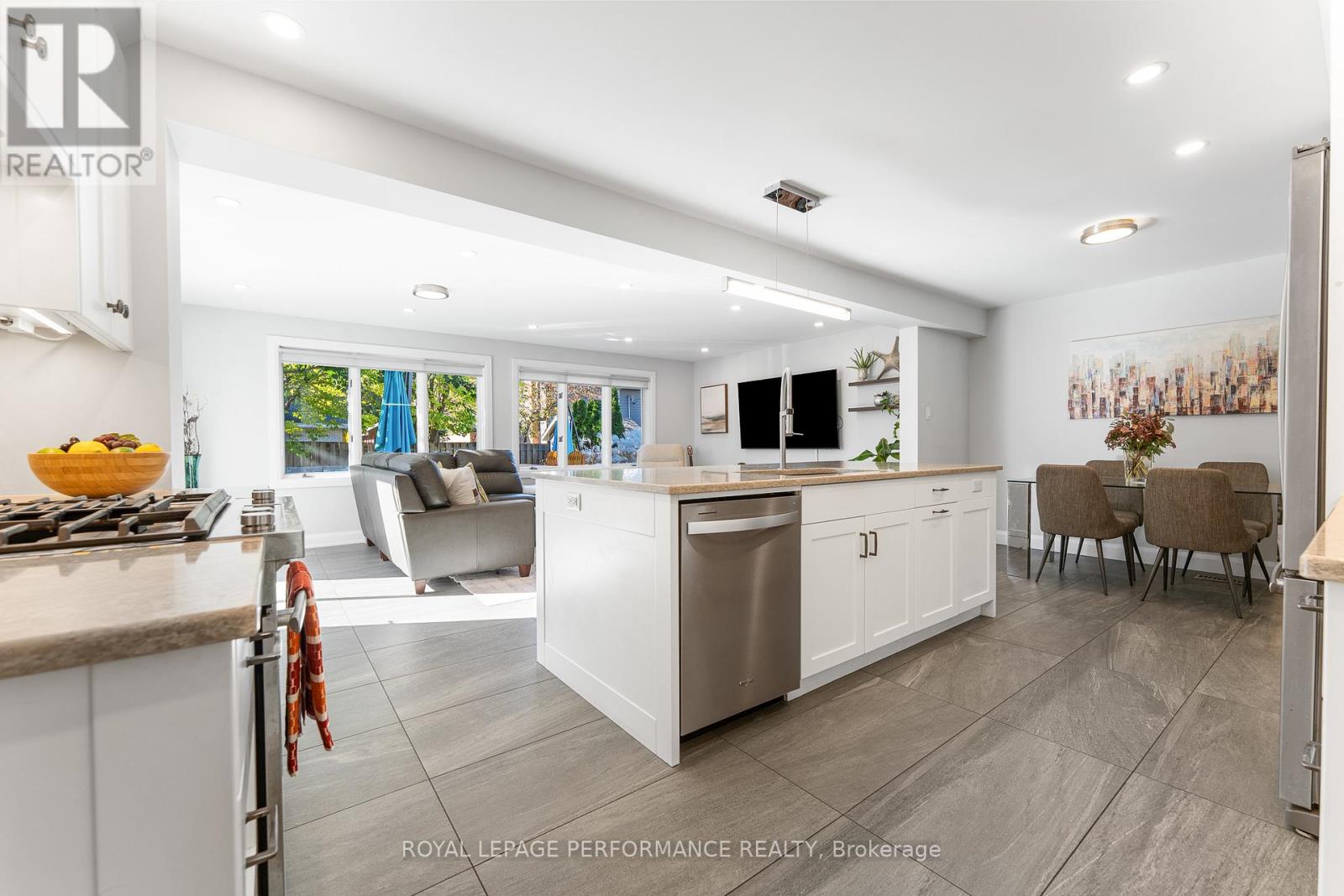 3026 Southmore Drive E