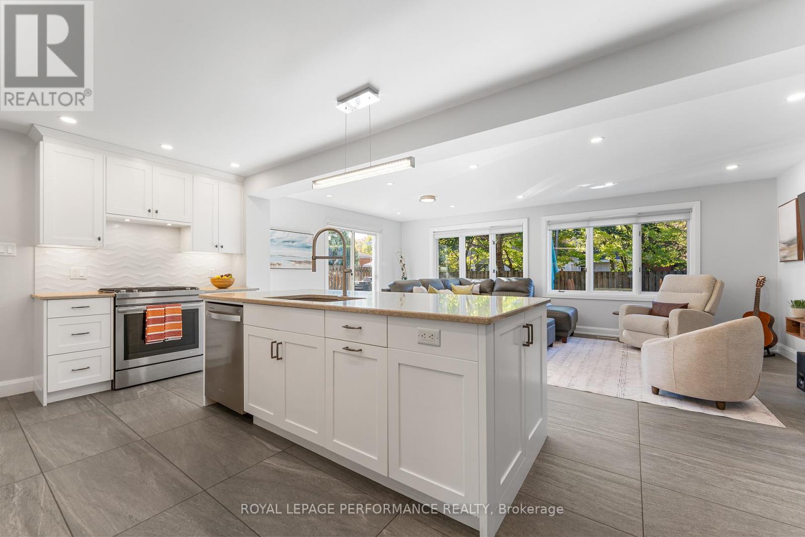 3026 Southmore Drive E