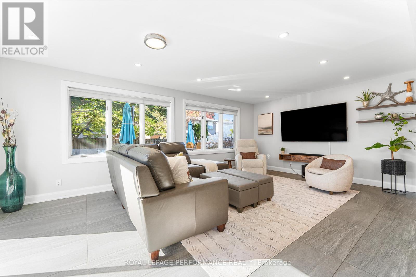 3026 Southmore Drive E