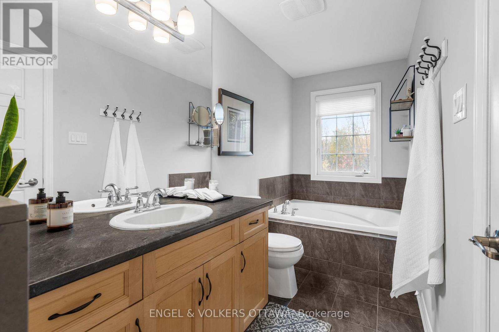 760 Mayfly Crescent