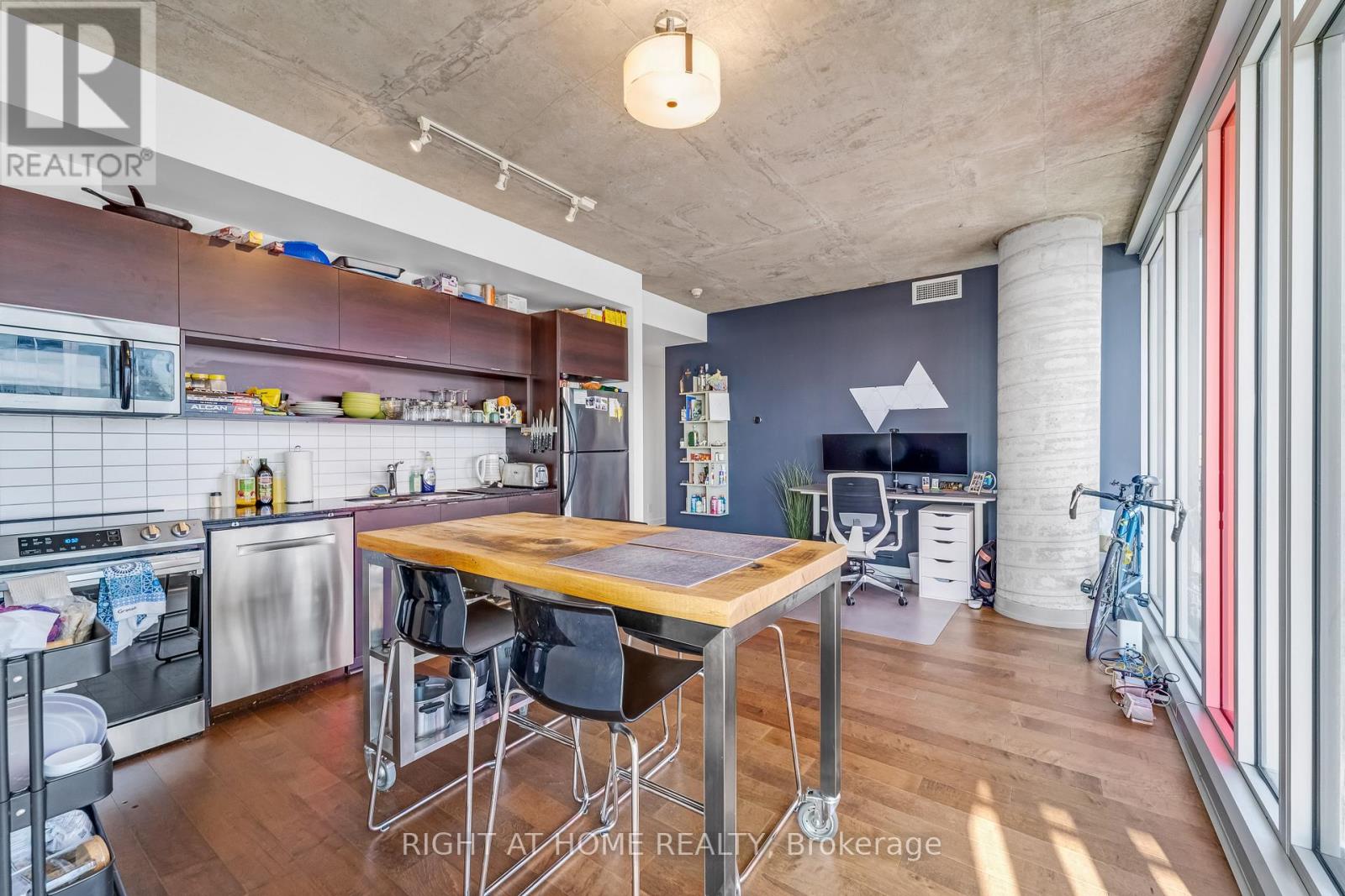 2010 - 324 Laurier Avenue W