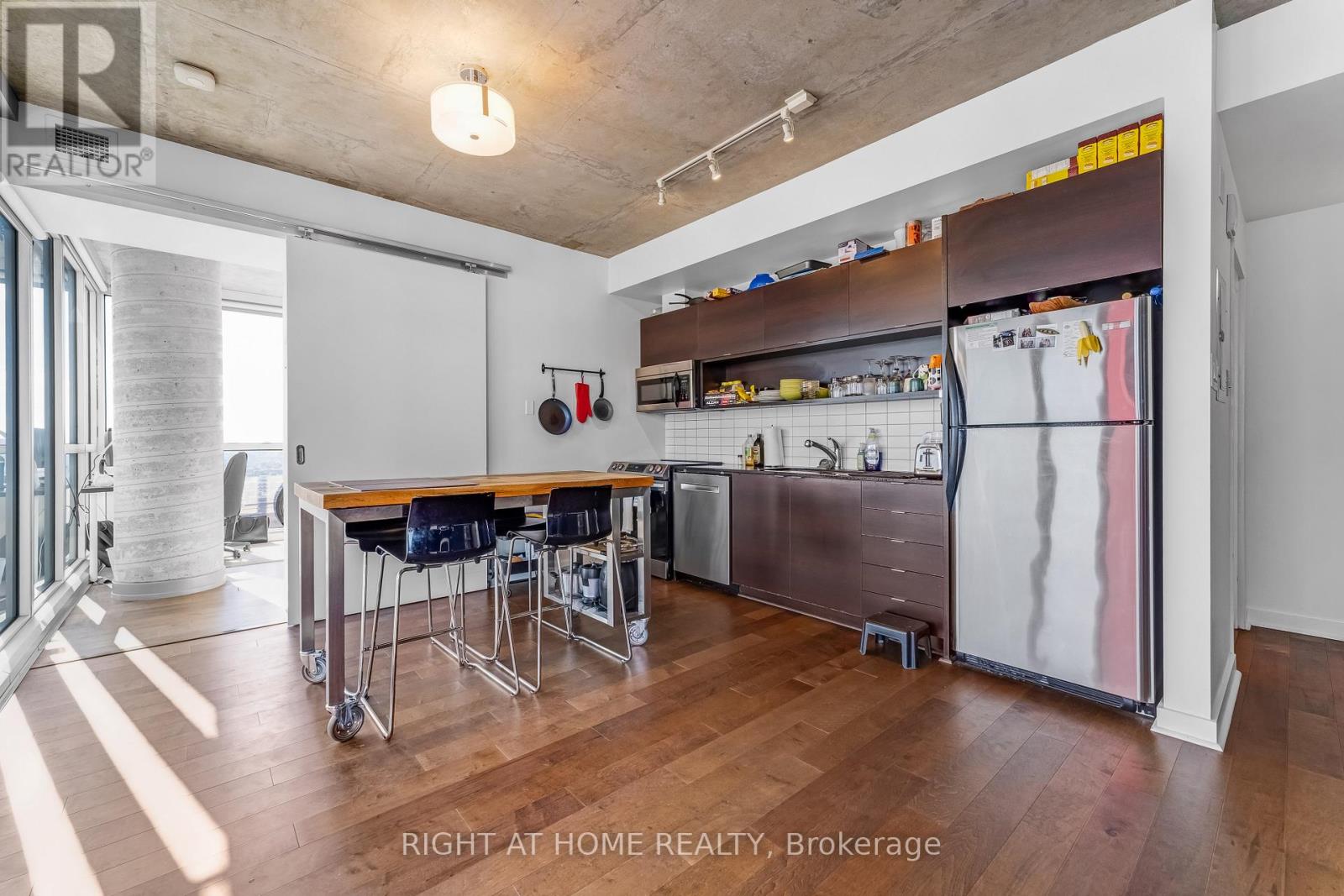 2010 - 324 Laurier Avenue W