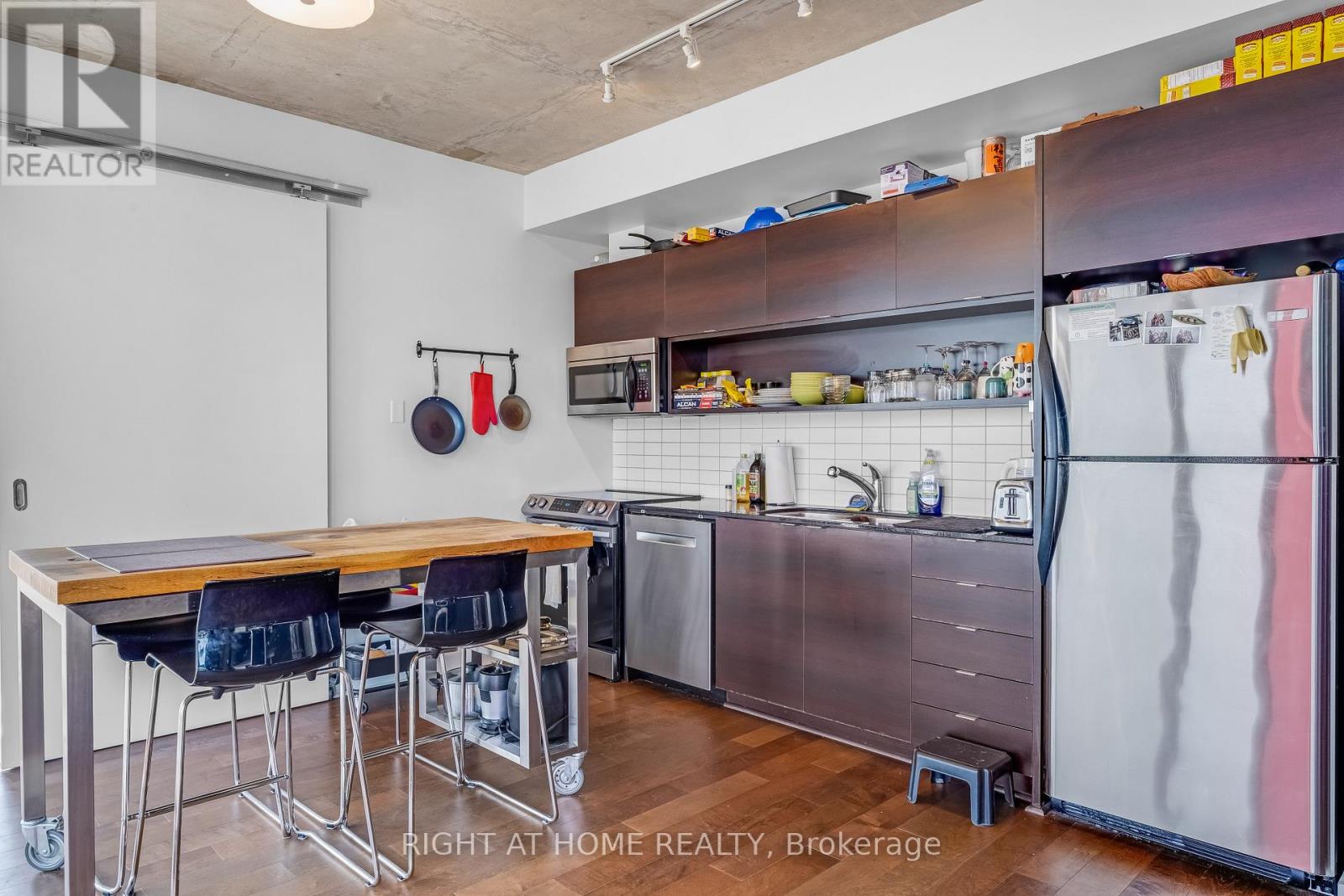 2010 - 324 Laurier Avenue W