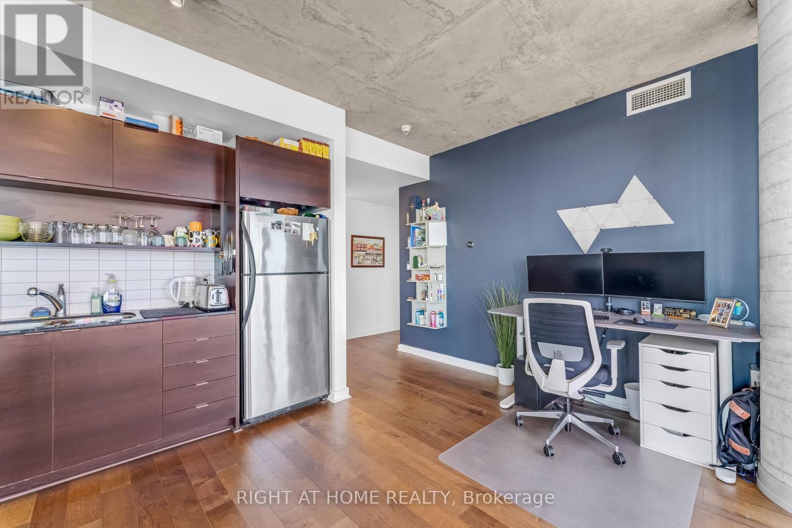 2010 - 324 Laurier Avenue W