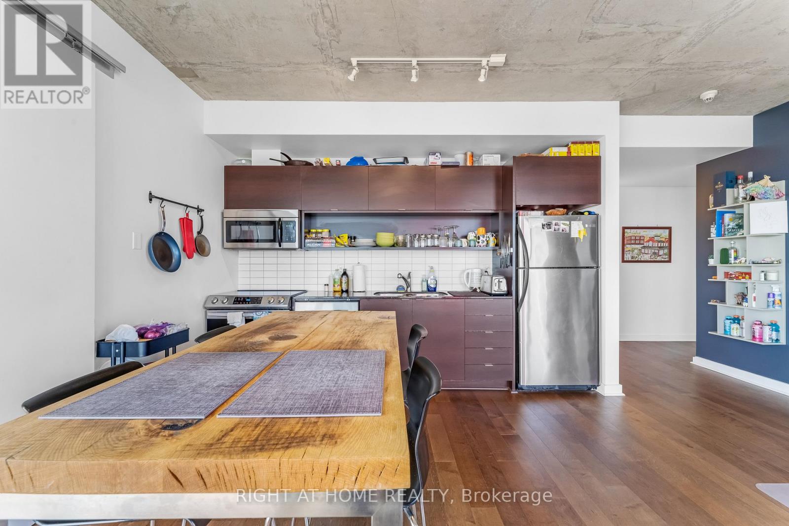 2010 - 324 Laurier Avenue W