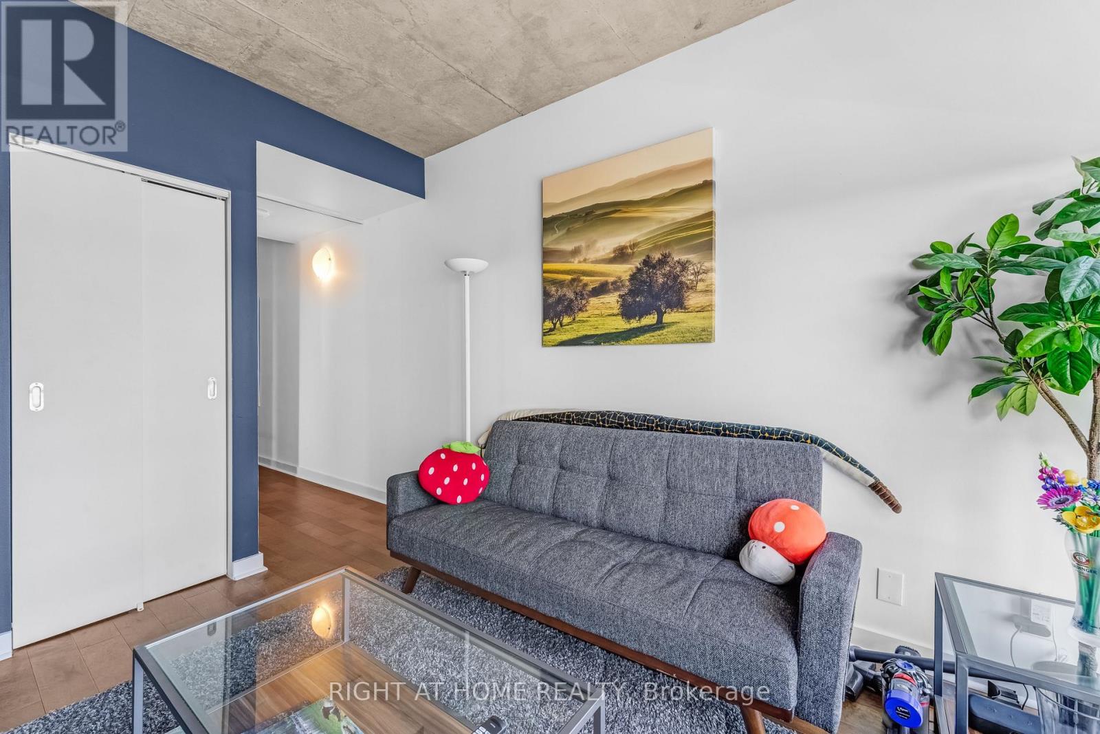 2010 - 324 Laurier Avenue W