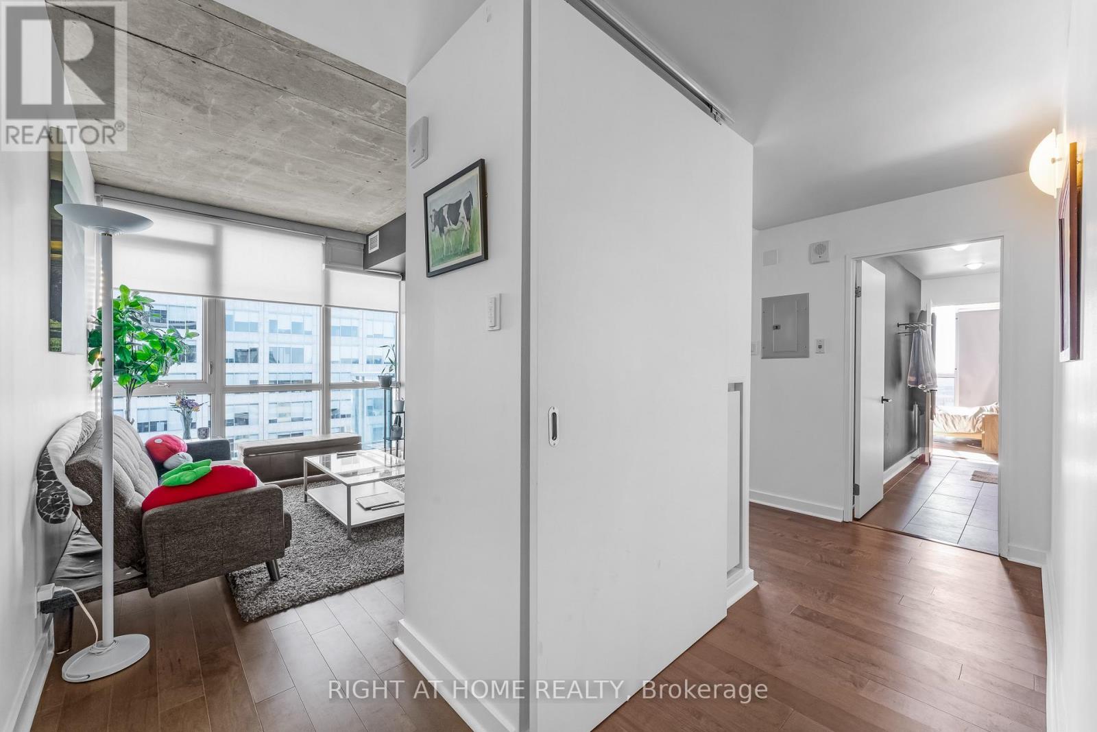 2010 - 324 Laurier Avenue W