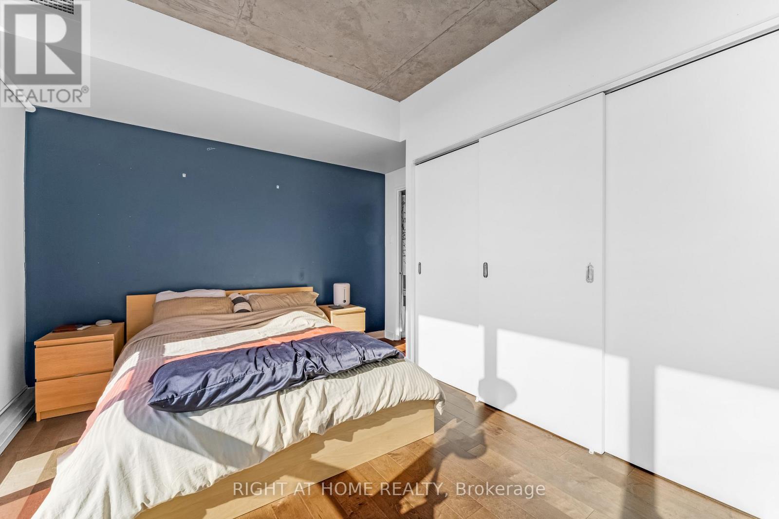 2010 - 324 Laurier Avenue W