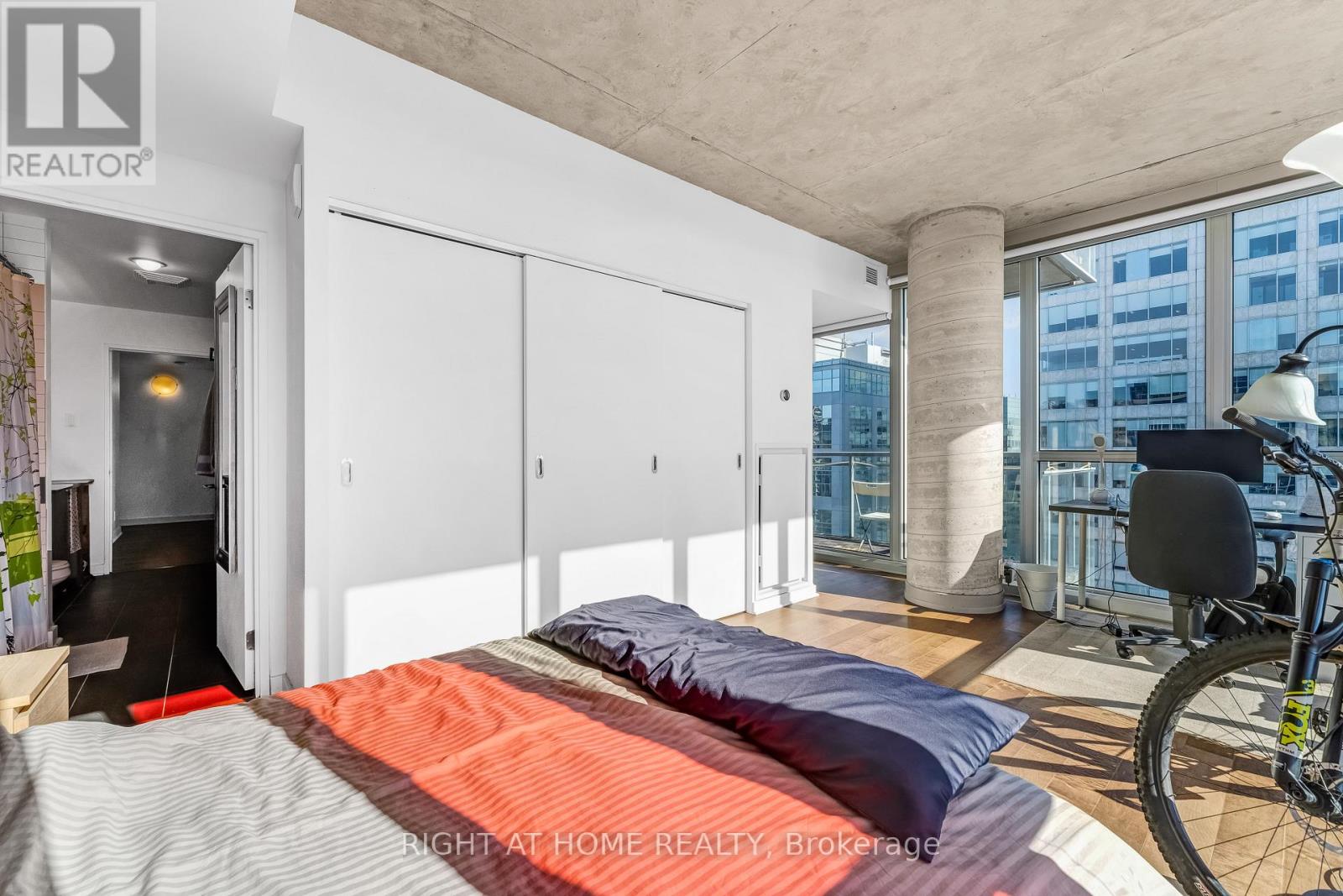 2010 - 324 Laurier Avenue W