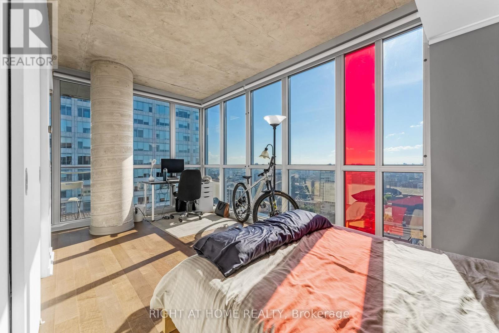 2010 - 324 Laurier Avenue W