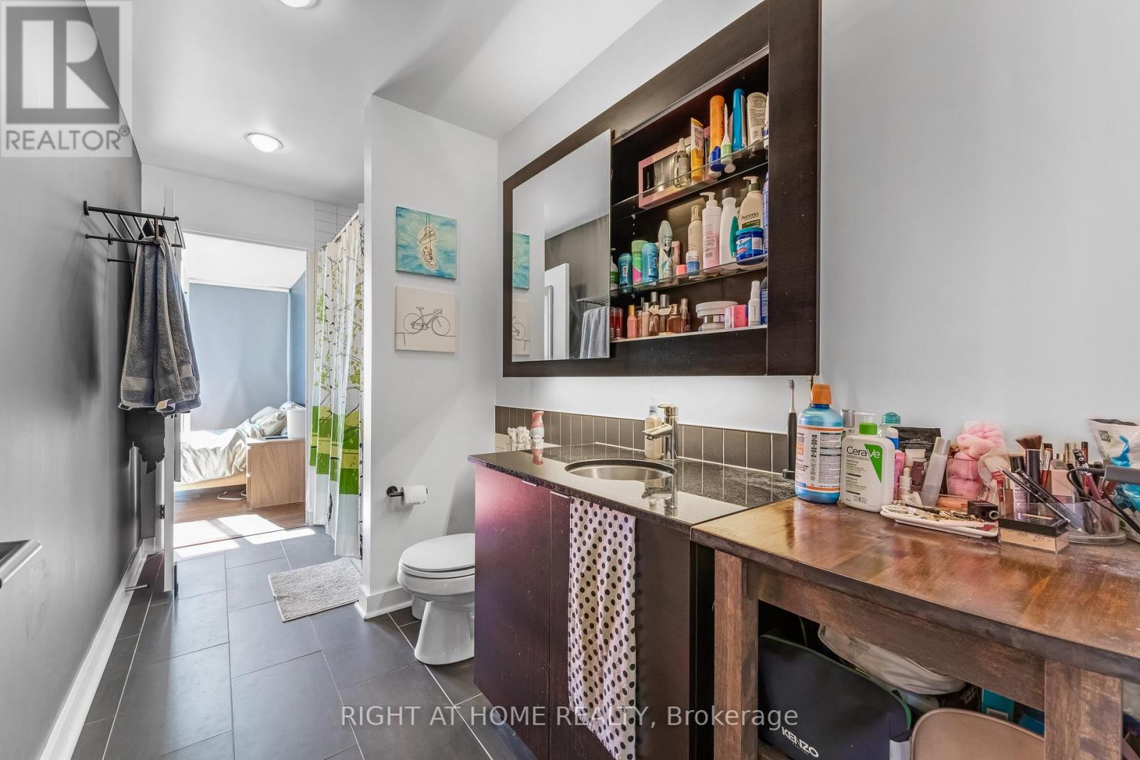 2010 - 324 Laurier Avenue W