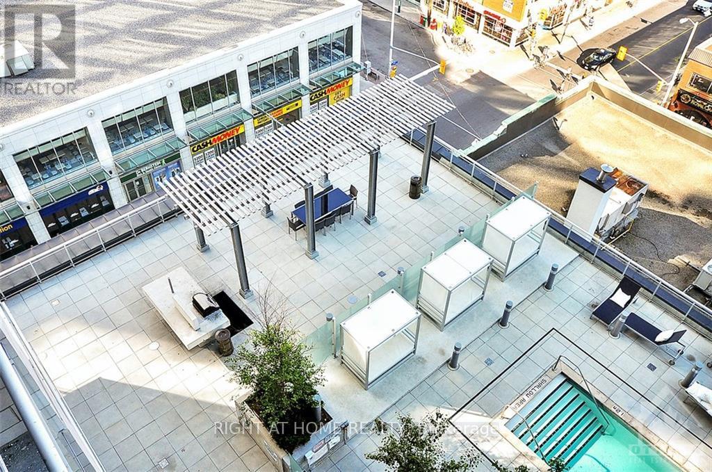 2010 - 324 Laurier Avenue W