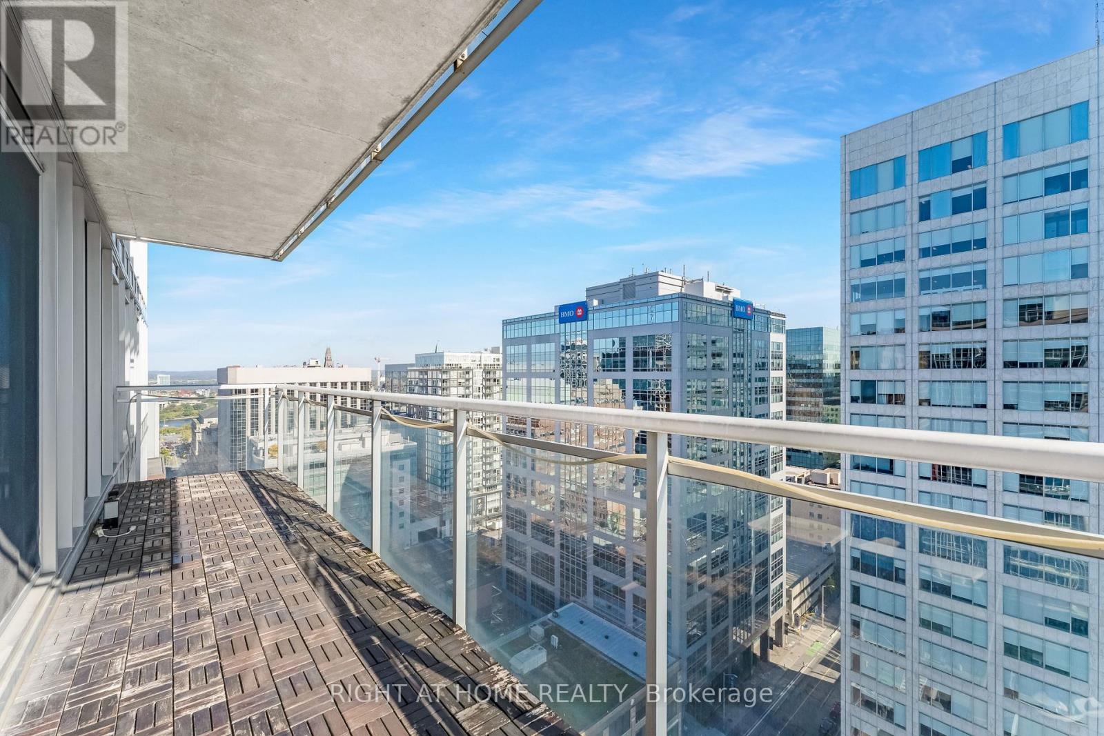 2010 - 324 Laurier Avenue W