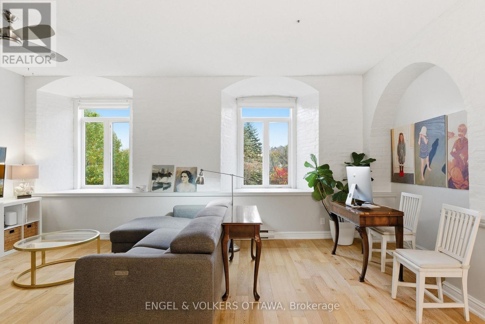 208 - 1 Rosamond Street E