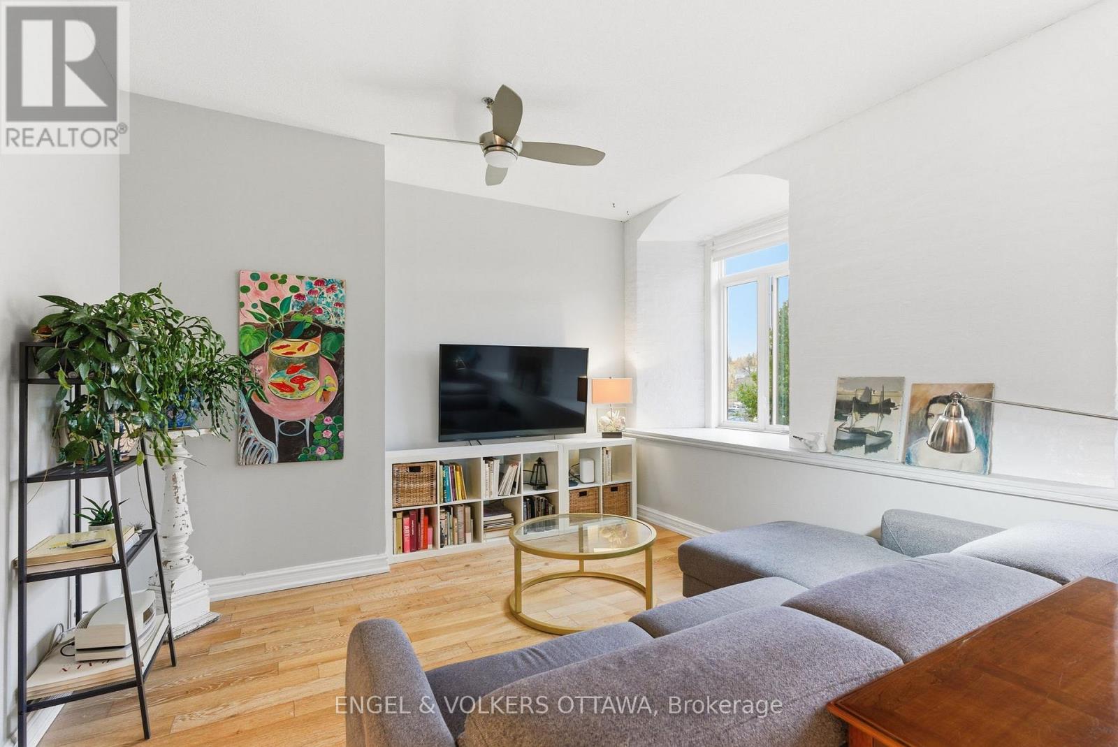 208 - 1 Rosamond Street E