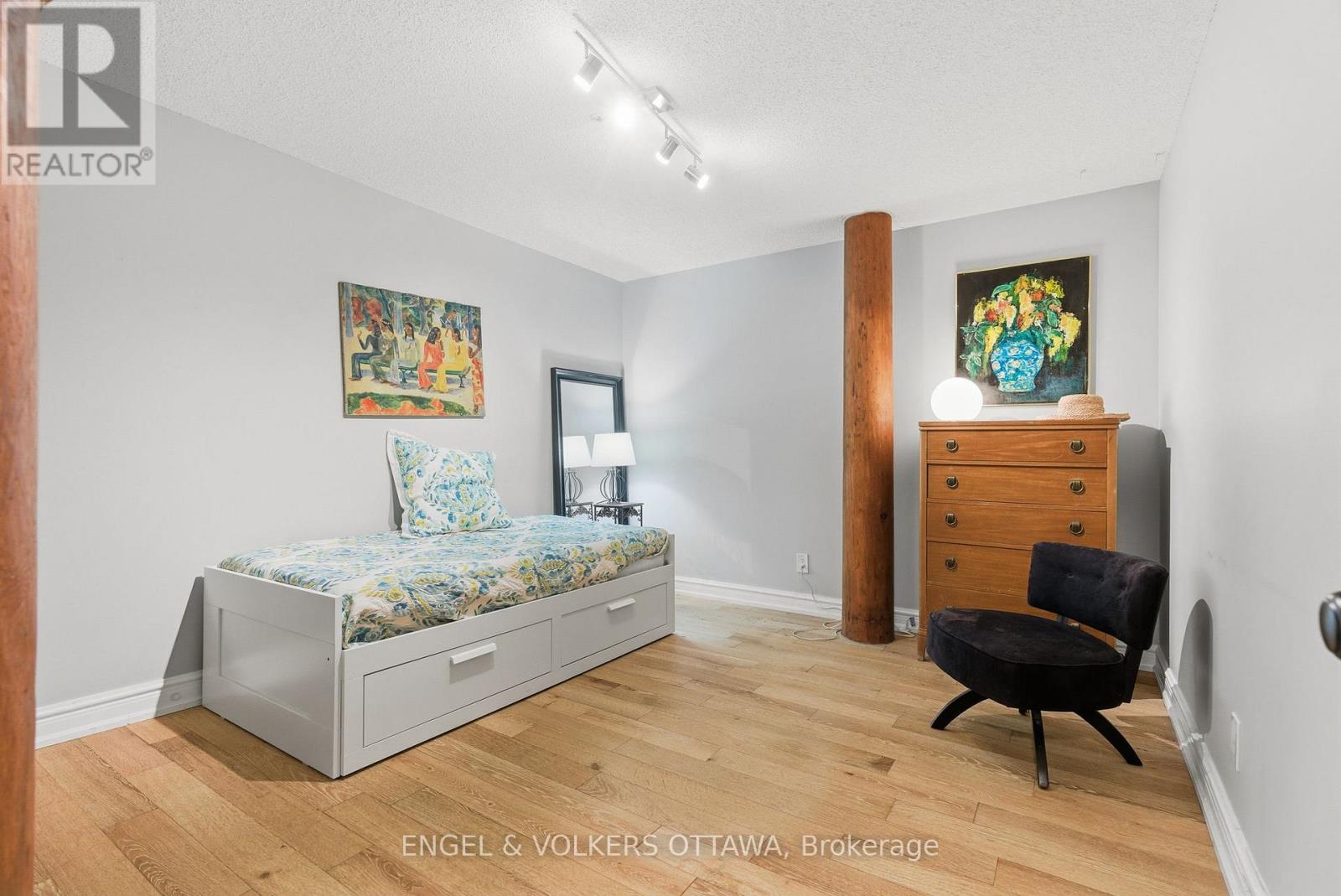 208 - 1 Rosamond Street E