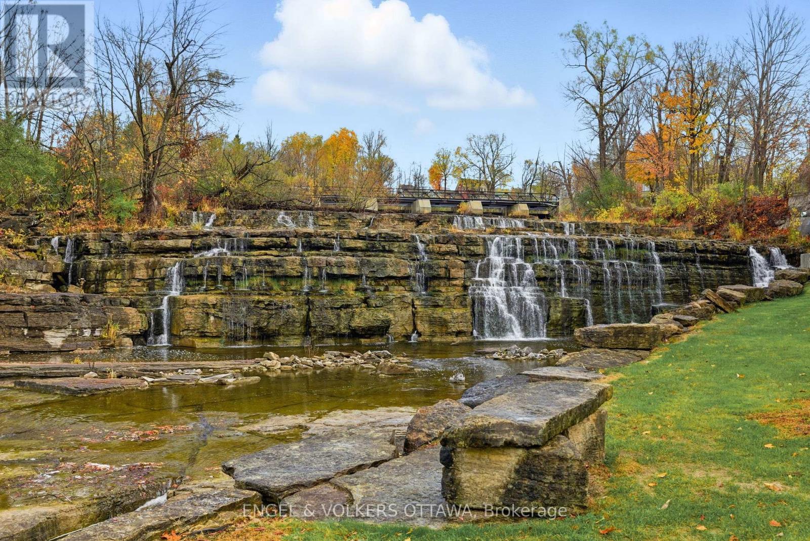 208 - 1 Rosamond Street E