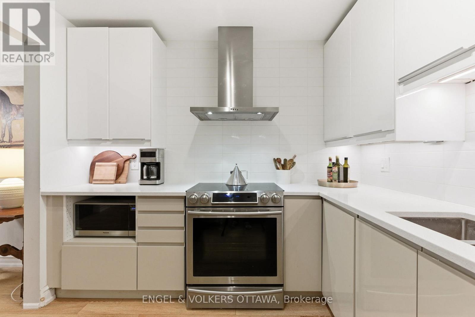 208 - 1 Rosamond Street E