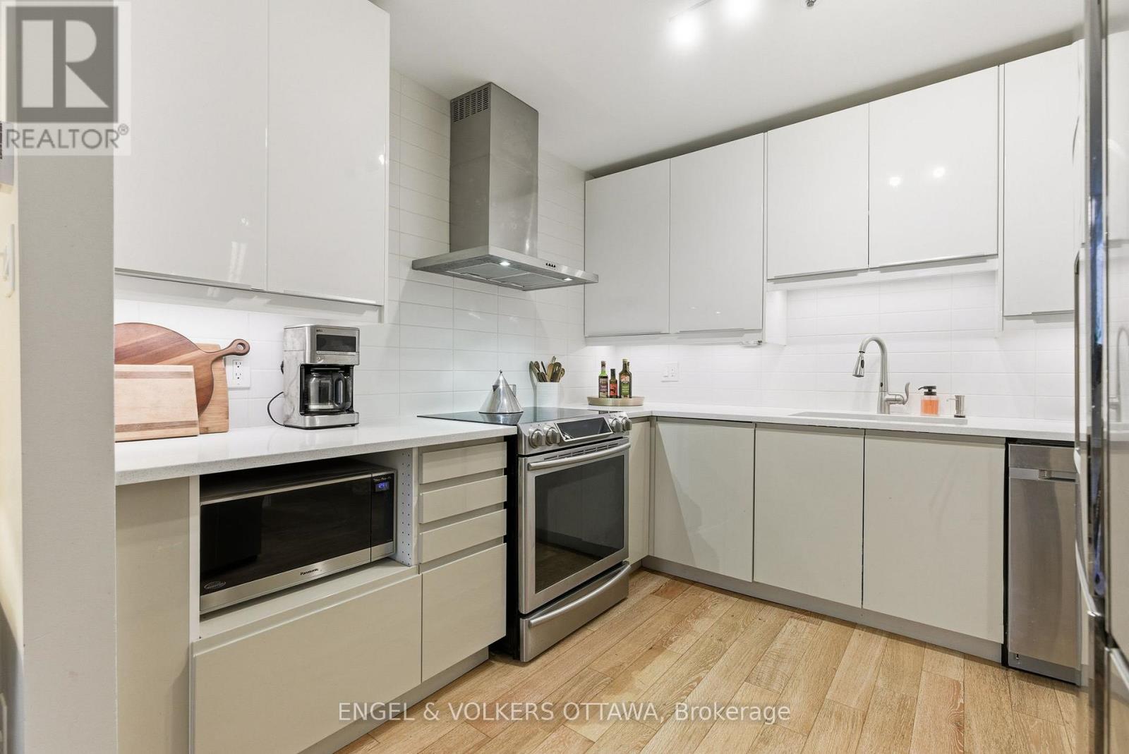 208 - 1 Rosamond Street E