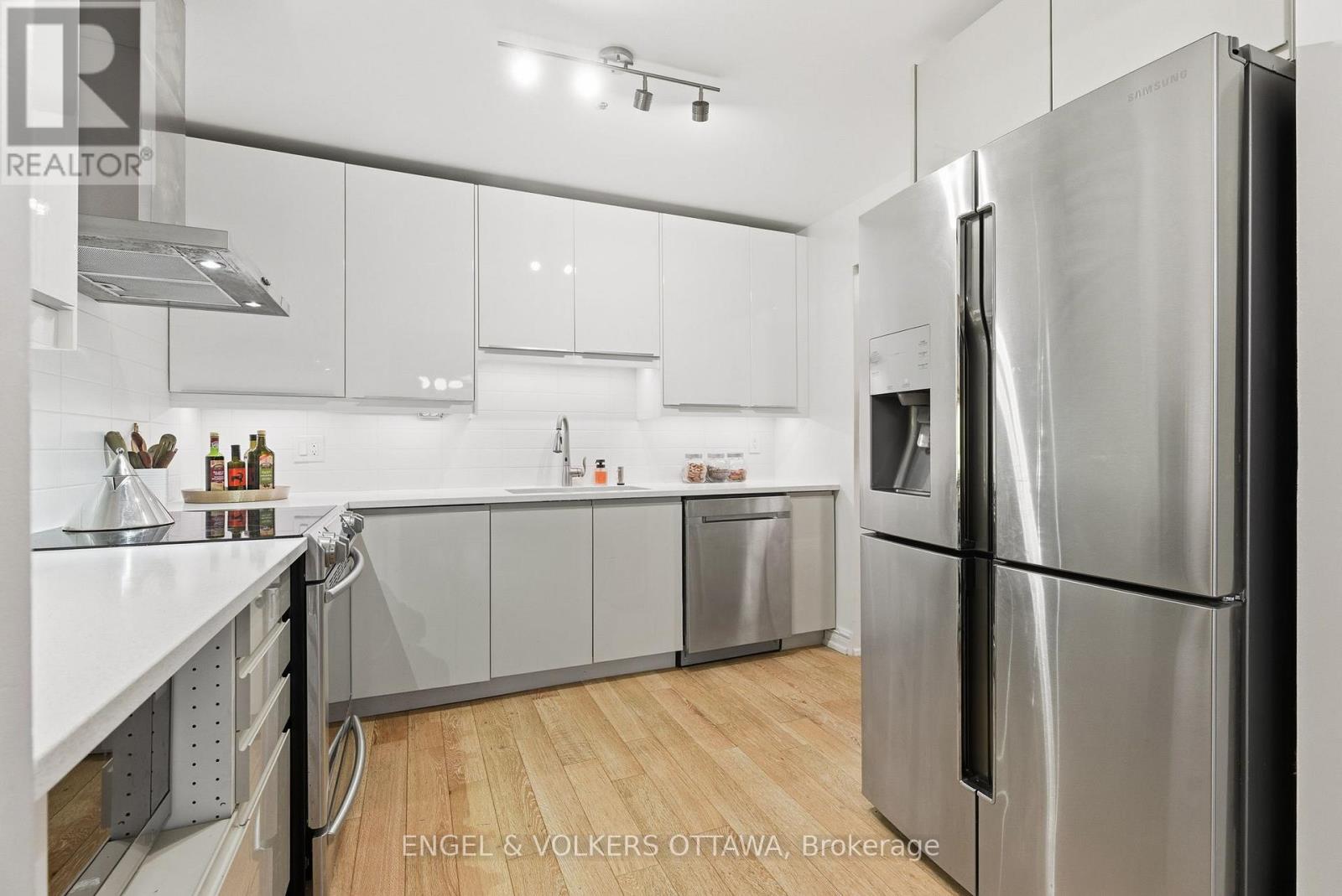 208 - 1 Rosamond Street E