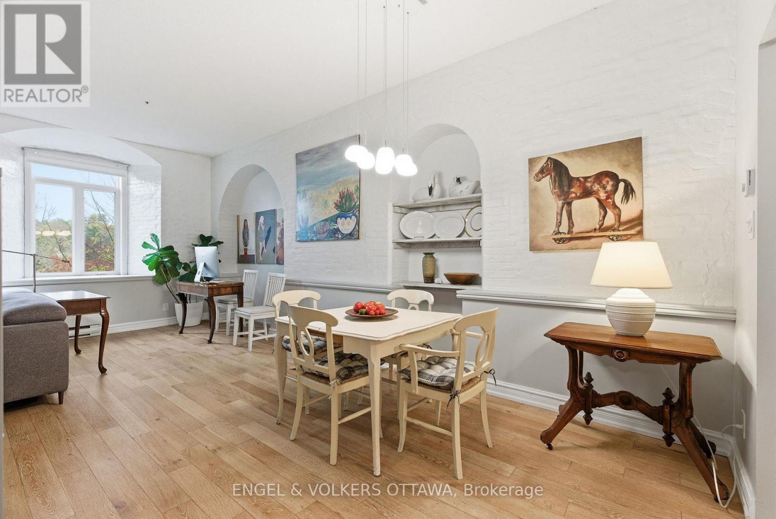 208 - 1 Rosamond Street E