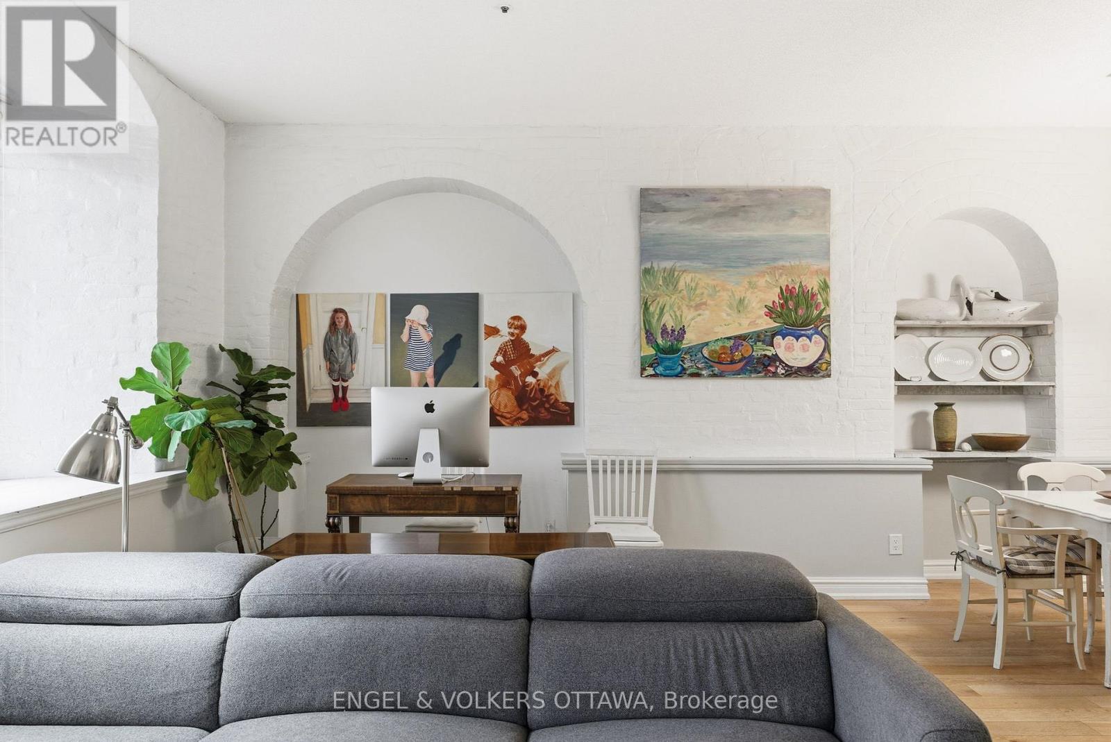 208 - 1 Rosamond Street E