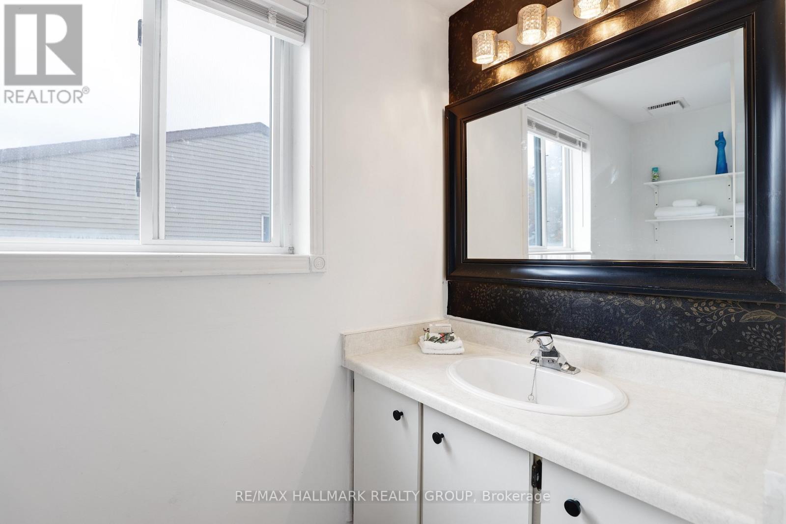 1637 Saxony Crescent