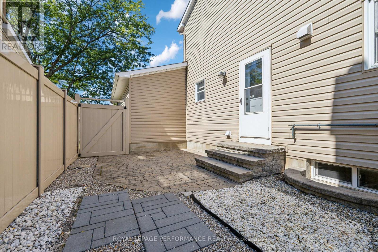 1873 Du Clairvaux Road