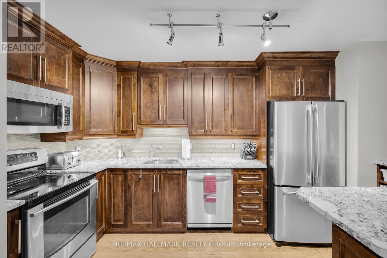 402 - 470 Laurier Avenue W