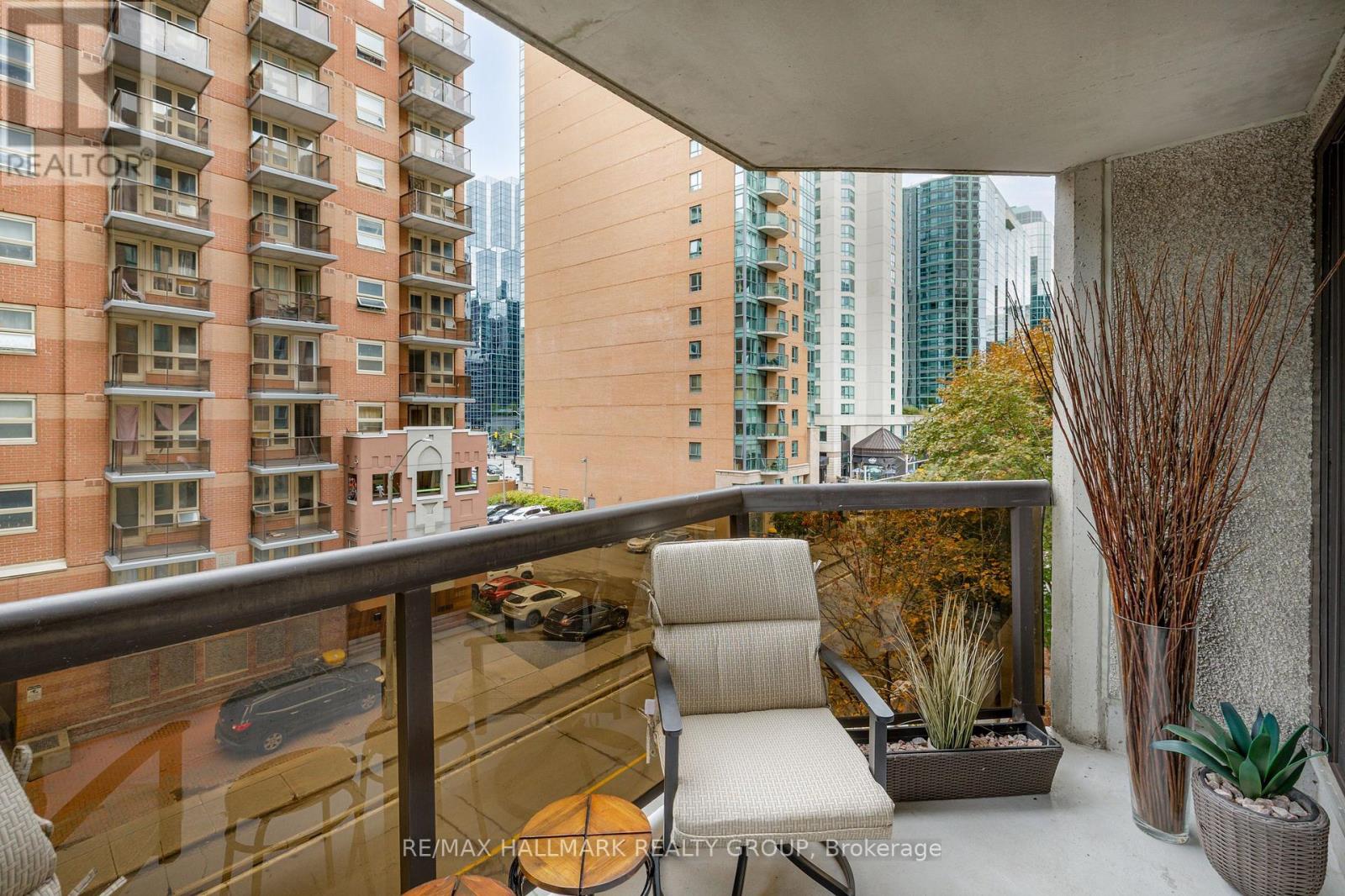 402 - 470 Laurier Avenue W