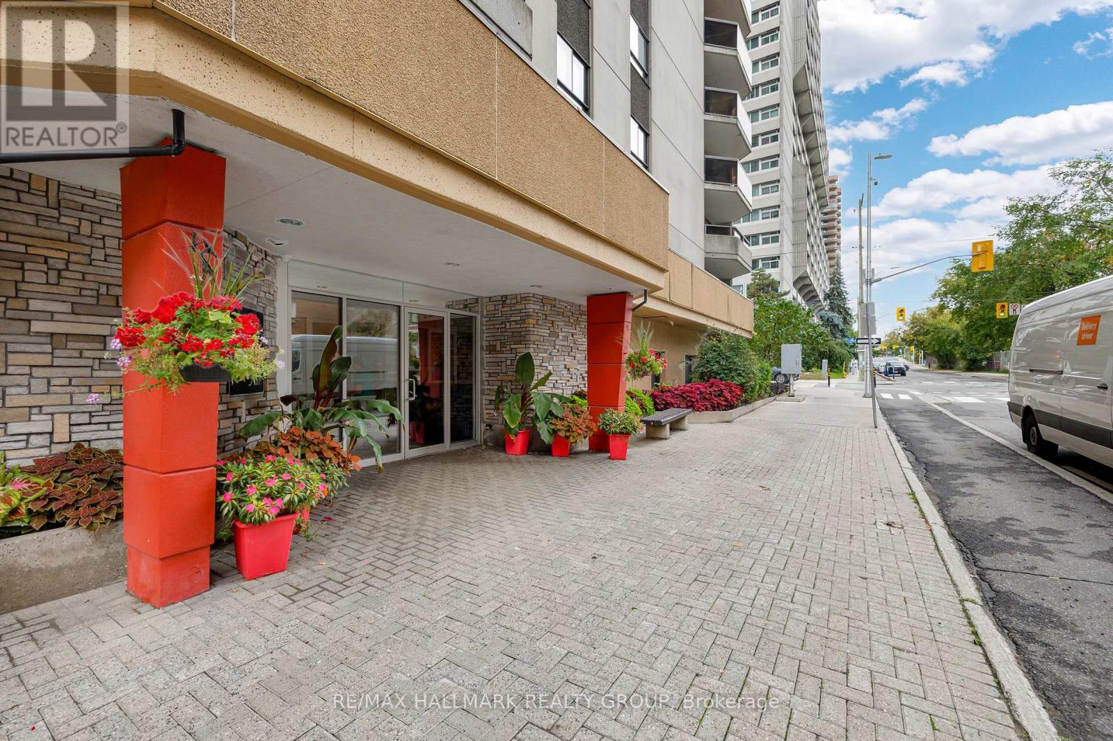 402 - 470 Laurier Avenue W