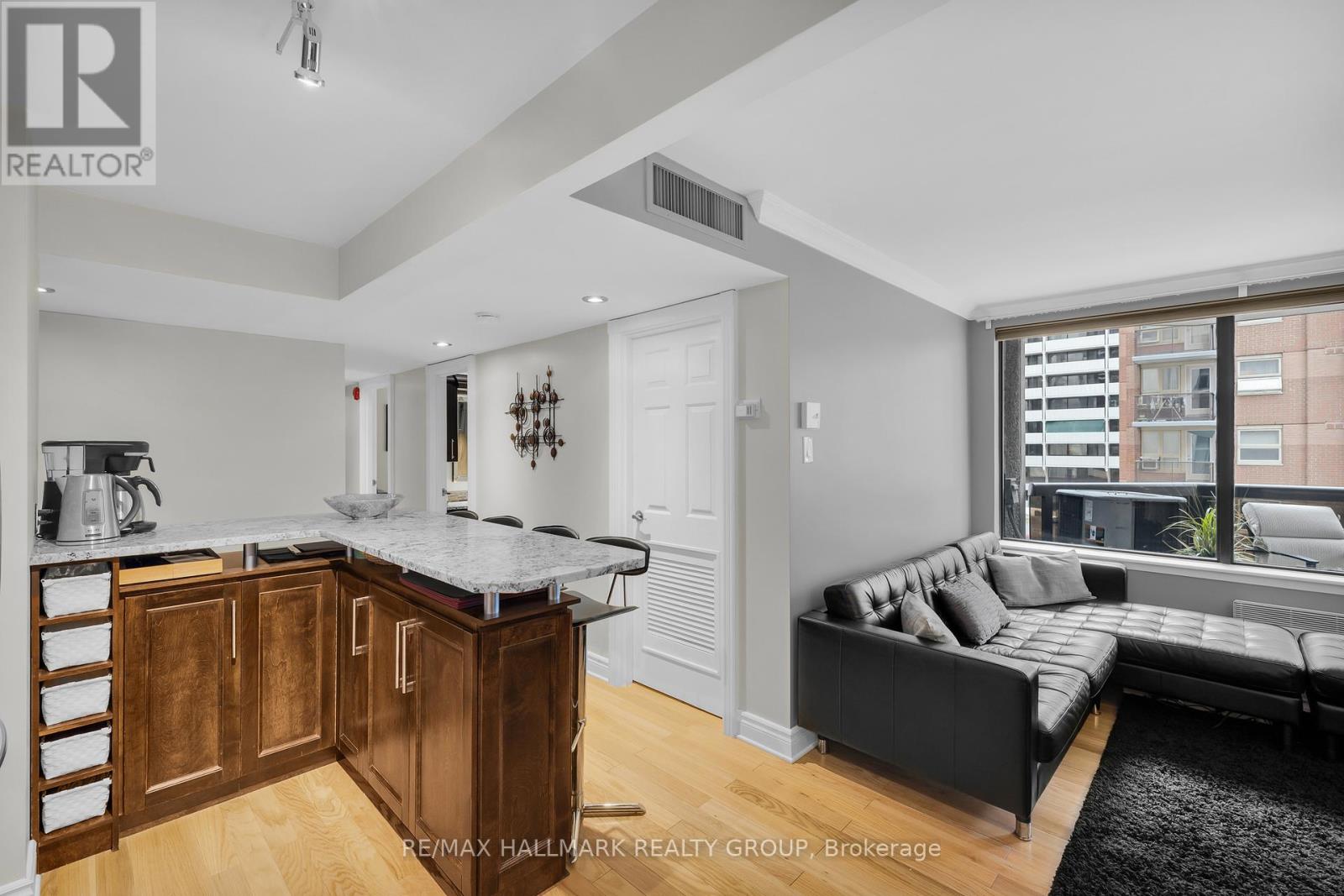 402 - 470 Laurier Avenue W