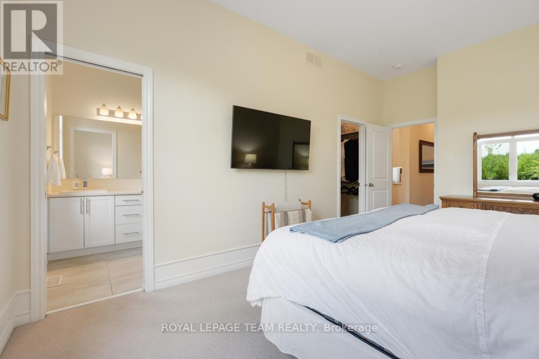 316 Serenade Crescent W