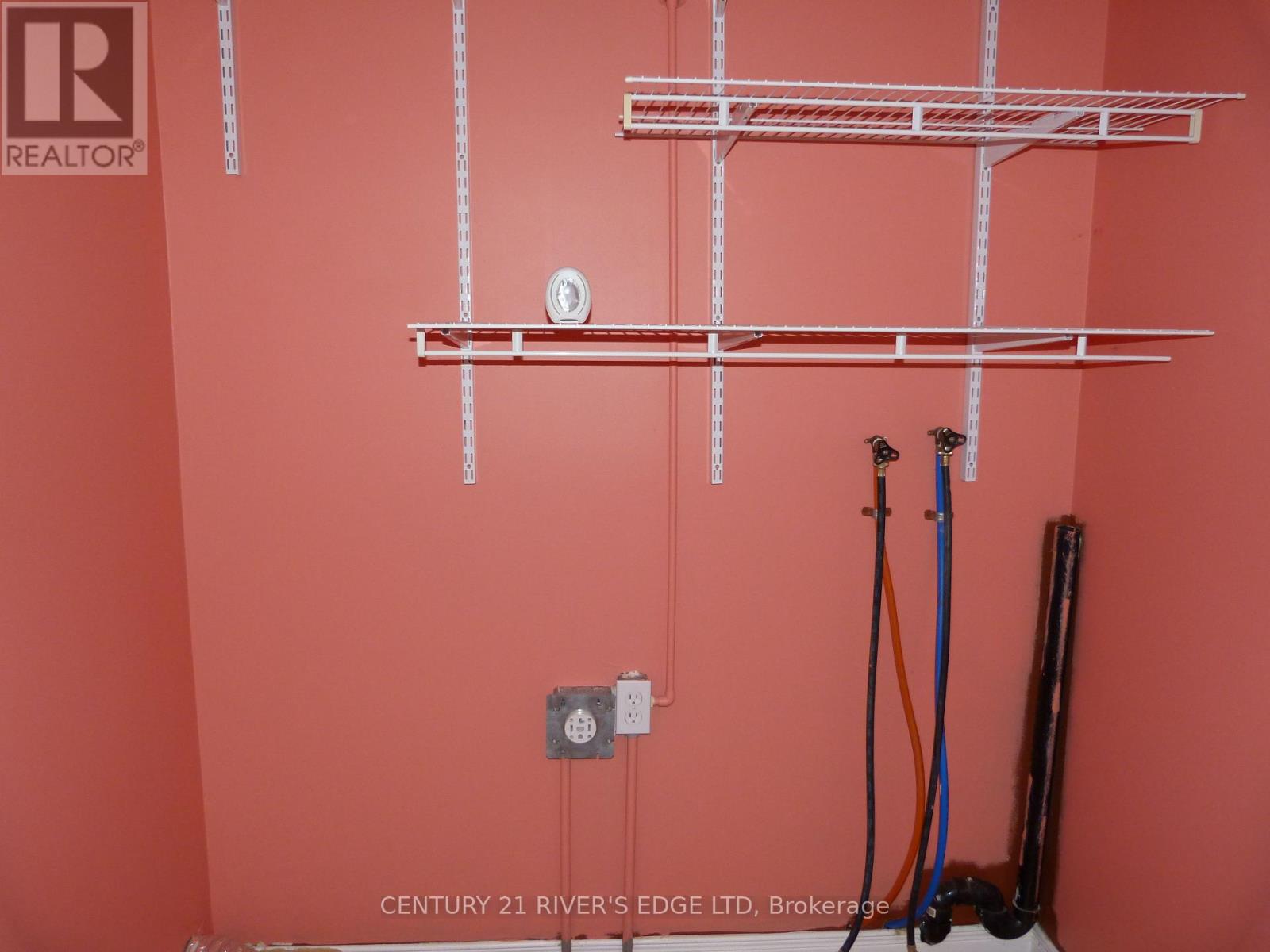 468 Gladstone Street N