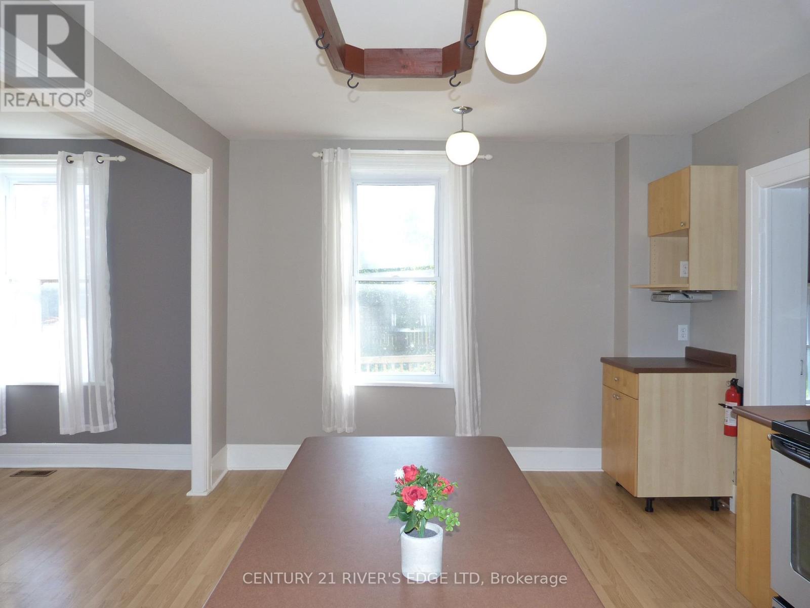 468 Gladstone Street N