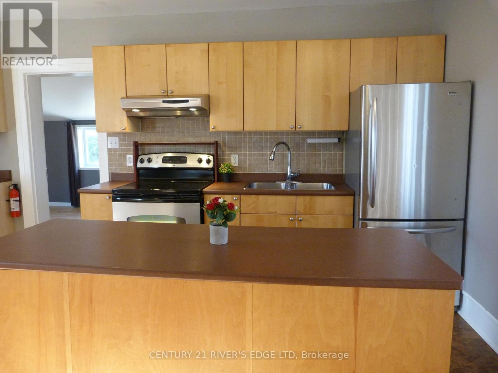 468 Gladstone Street N