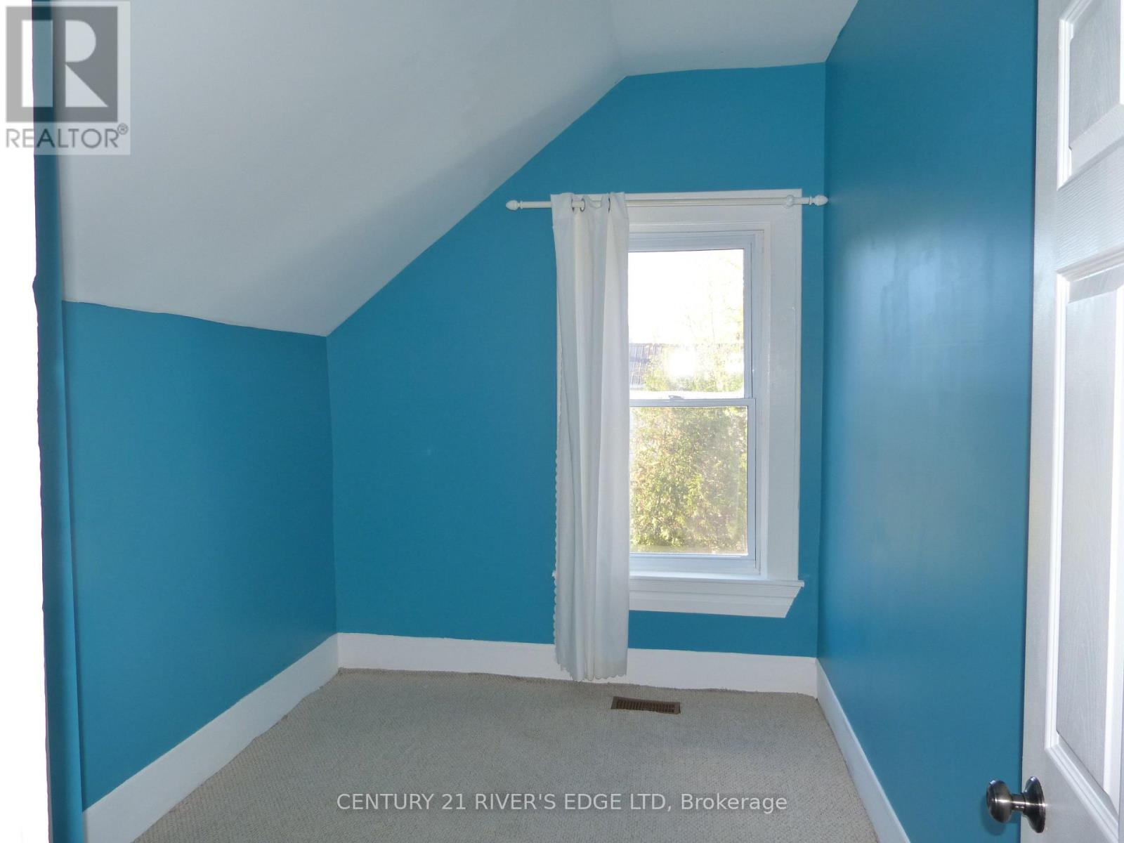 468 Gladstone Street N